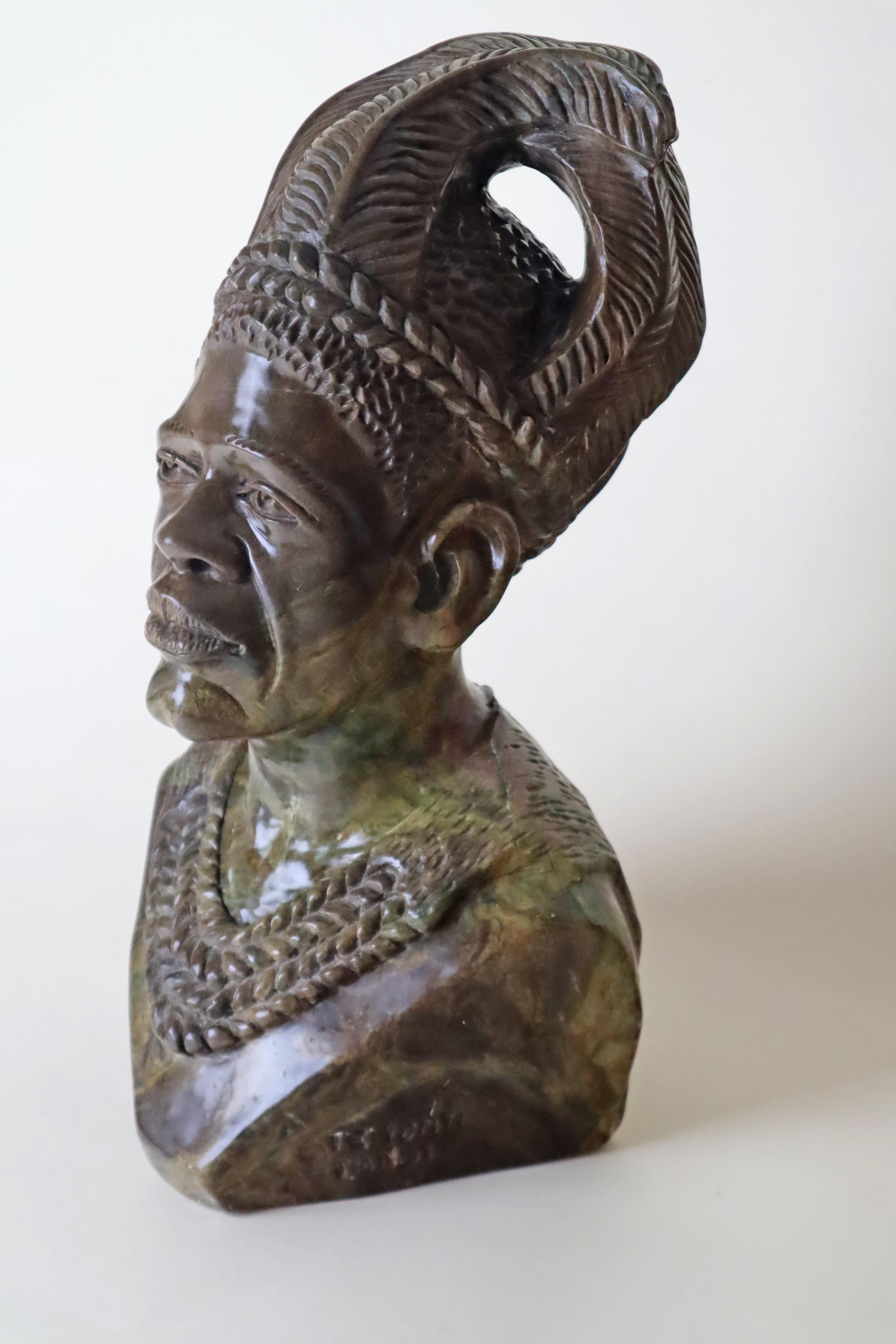 Grande busto in pietra di un capo africano Shona proveniente da Verdit Tendayi Tandi in vendita 2