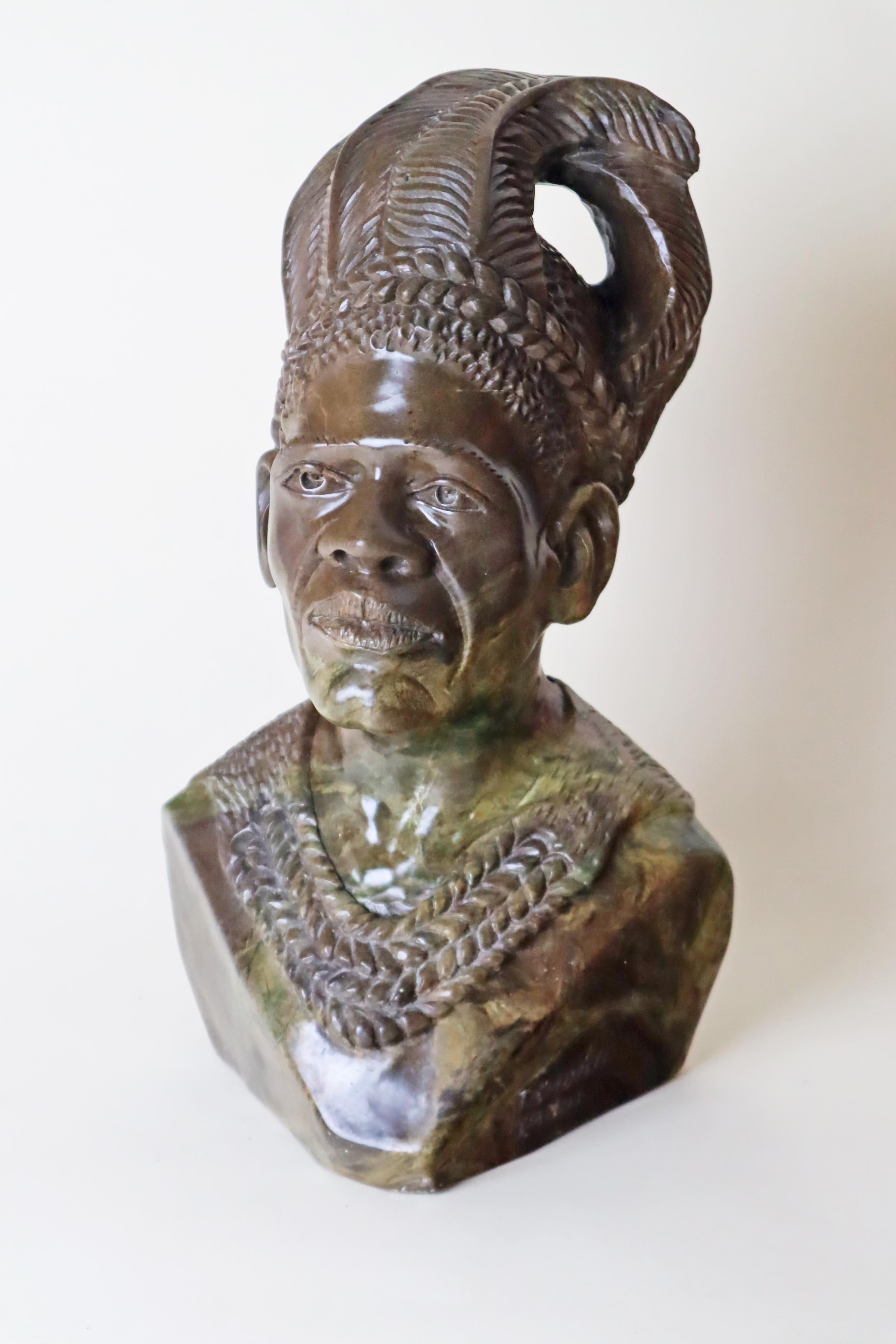 Grande busto in pietra di un capo africano Shona proveniente da Verdit Tendayi Tandi in vendita 3