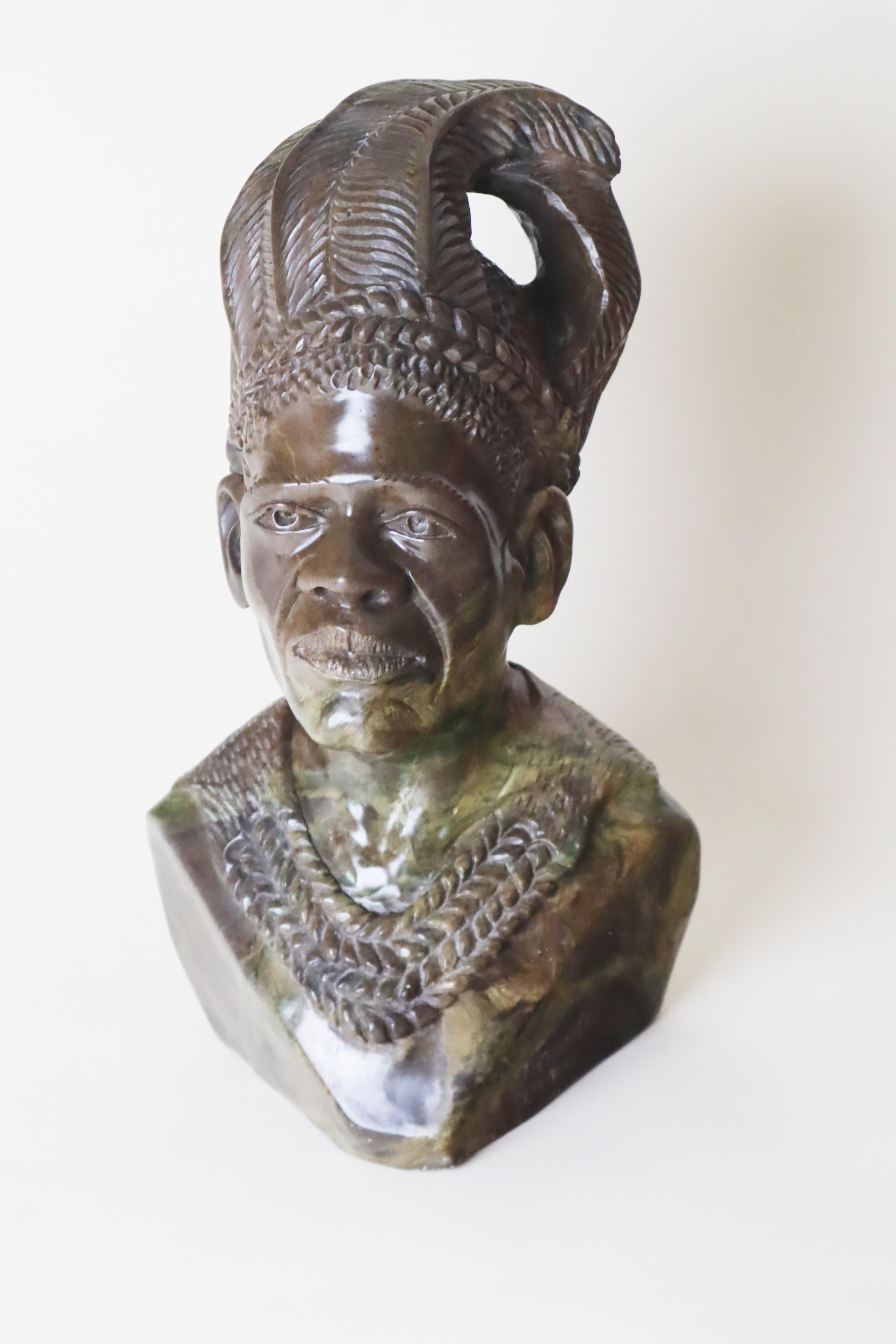 Questa bellissima scultura in pietra è un vero capolavoro dell'arte africana proveniente dal bellissimo paese dello Zimbabwe. Questo busto è scolpito a mano con amore in una pietra che si dice abbia proprietà curative.
Si tratta di una bellissima