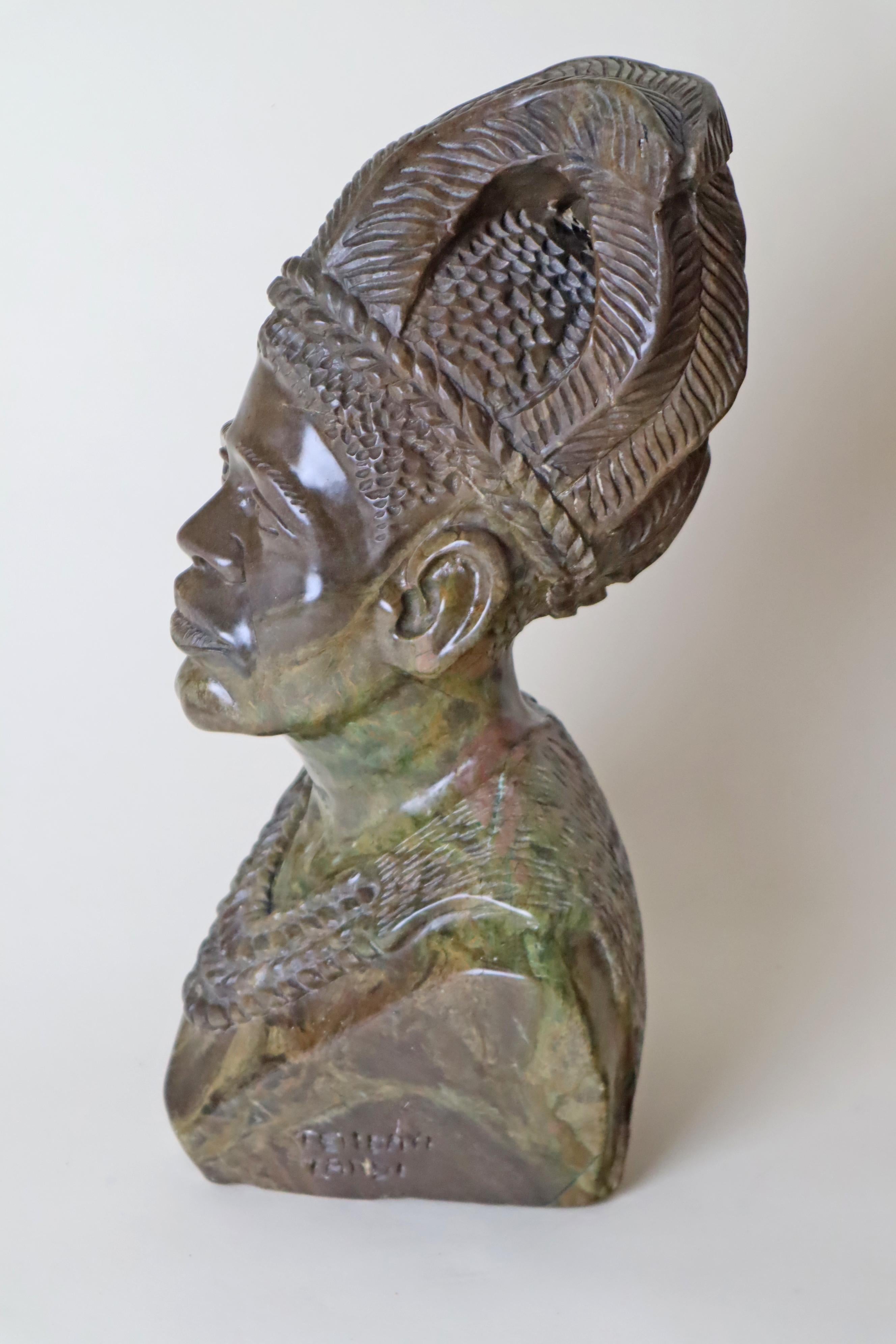 Zimbabwese Grande busto in pietra di un capo africano Shona proveniente da Verdit Tendayi Tandi in vendita