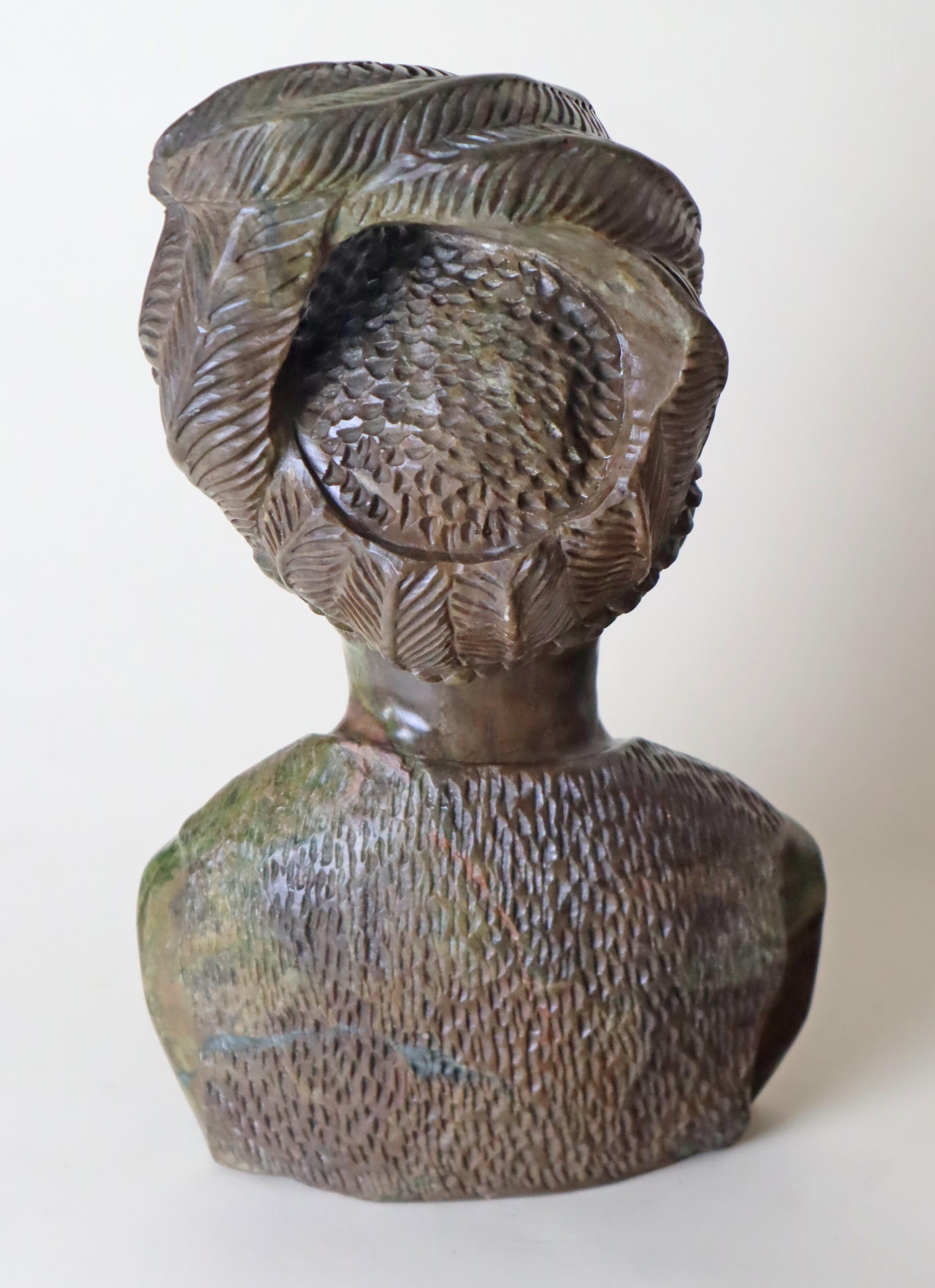 Intagliato a mano Grande busto in pietra di un capo africano Shona proveniente da Verdit Tendayi Tandi in vendita