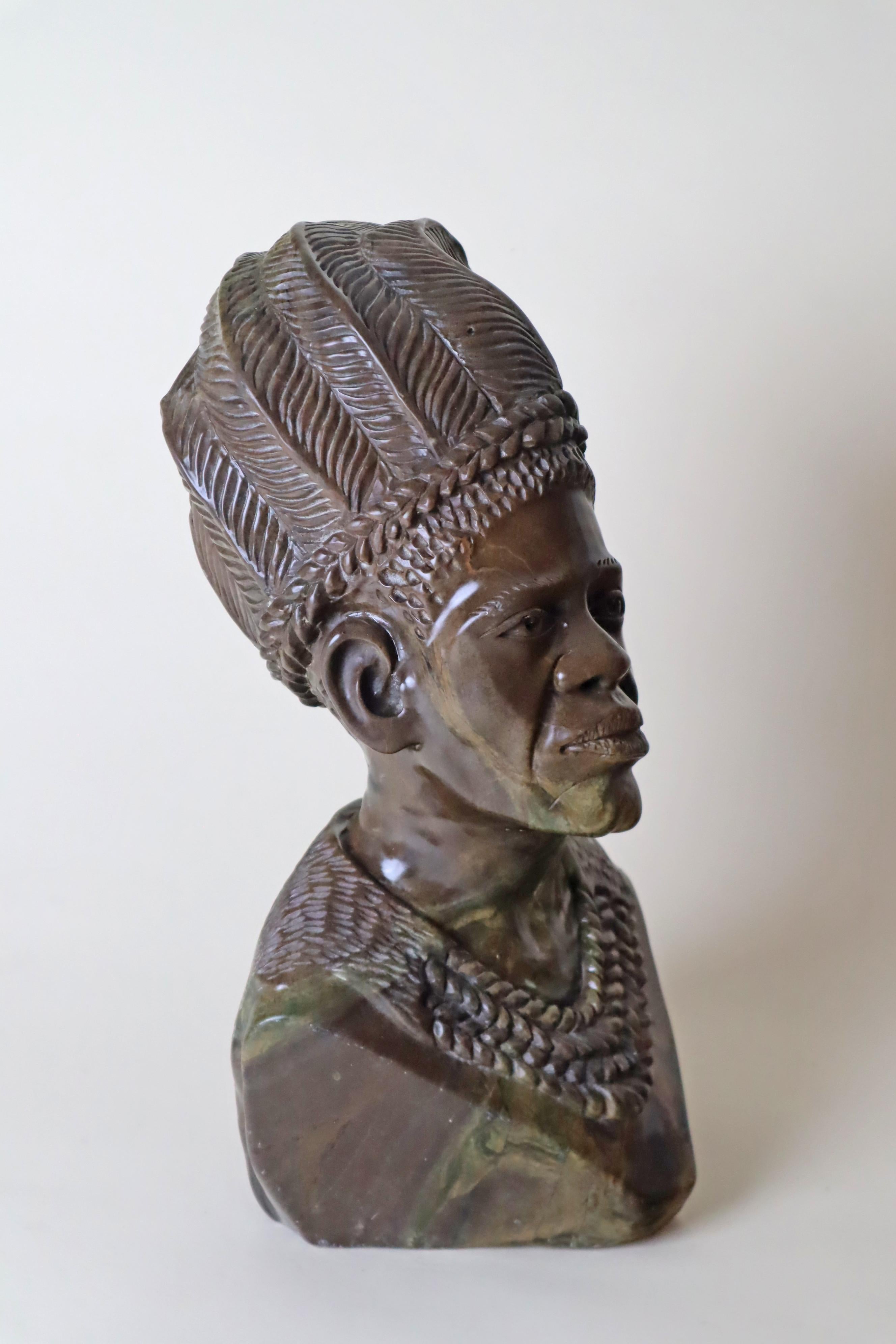 Grande busto in pietra di un capo africano Shona proveniente da Verdit Tendayi Tandi In condizioni buone in vendita a Hannover, DE