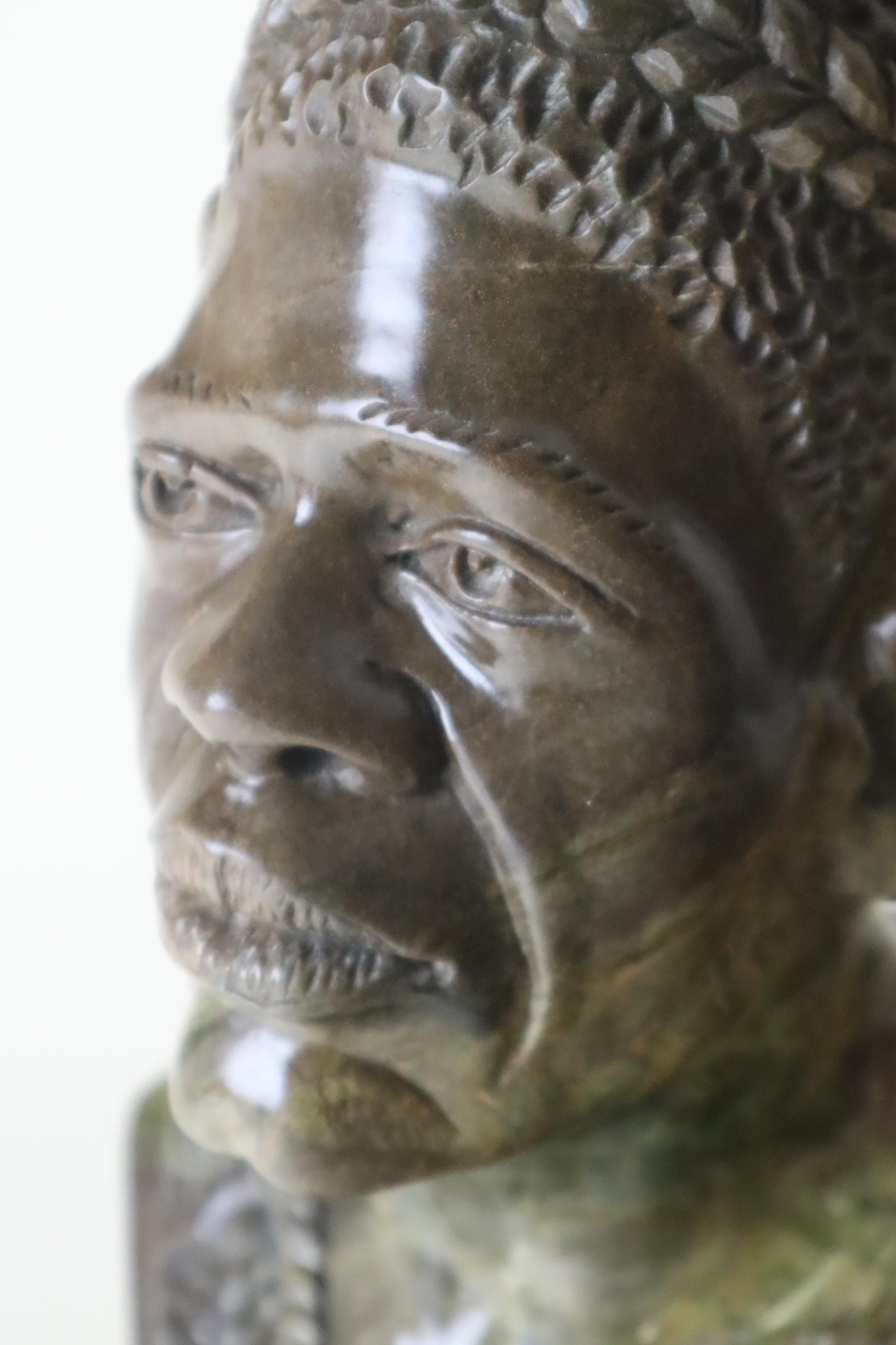 Grande busto in pietra di un capo africano Shona proveniente da Verdit Tendayi Tandi in vendita 1