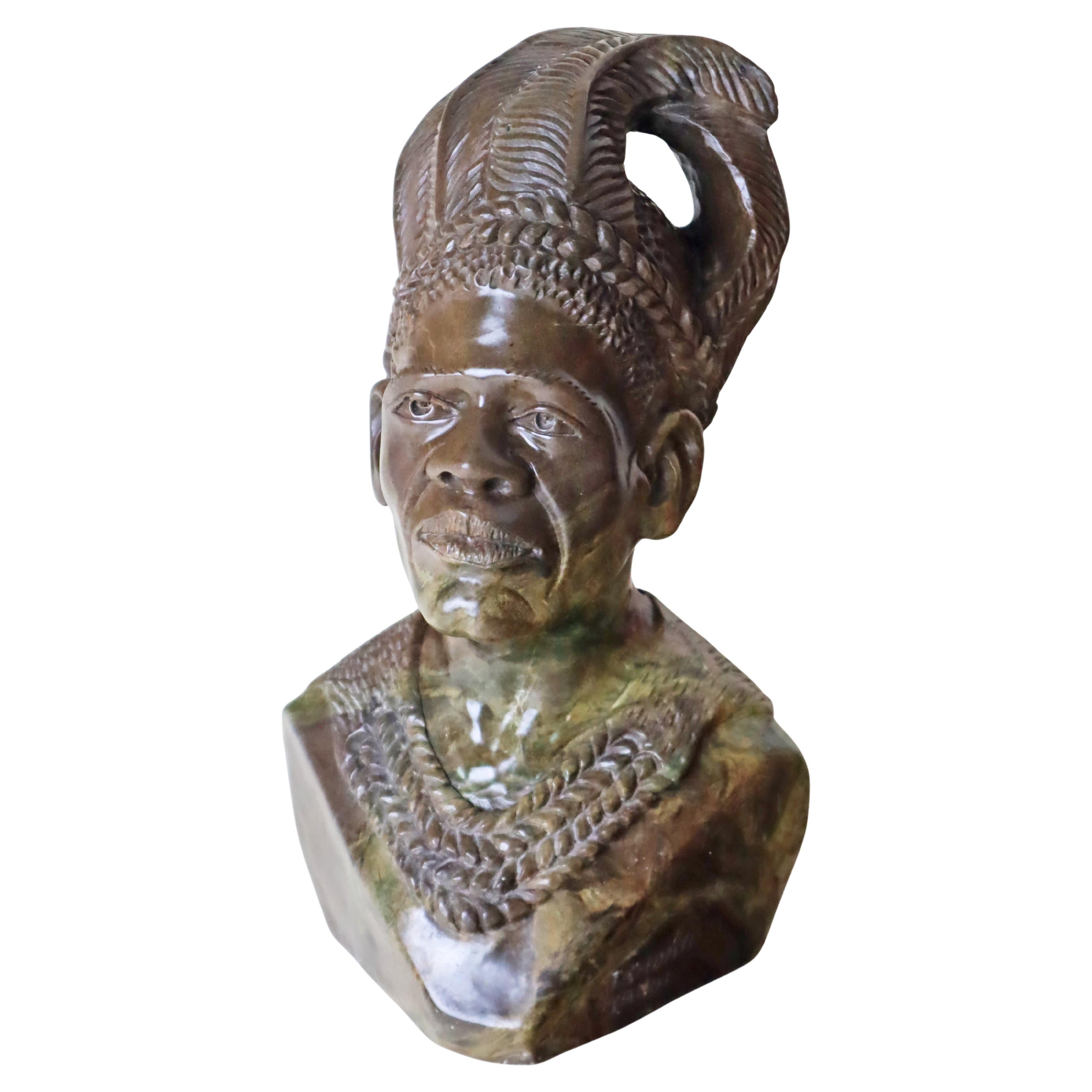 Grande busto in pietra di un capo africano Shona proveniente da Verdit Tendayi Tandi in vendita