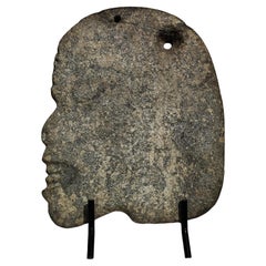 Gran cabeza de hacha maya de piedra sobre soporte