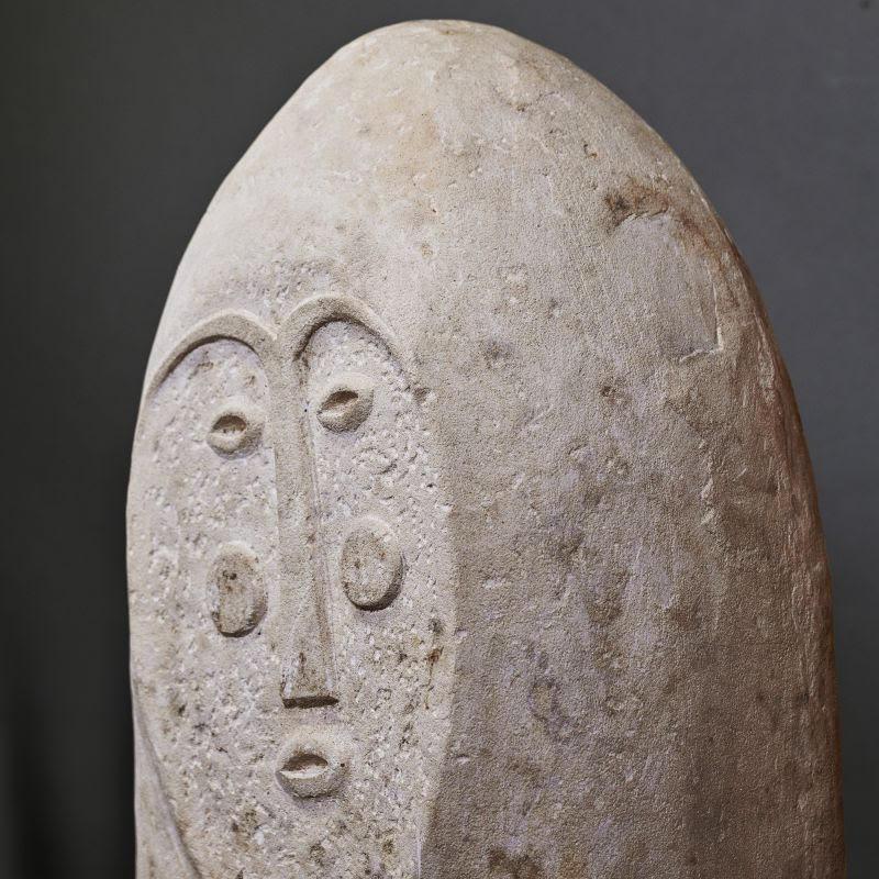 Gran escultura de piedra, piedra tallada, obra contemporánea.

Gran escultura, piedra tallada, siglo XX, bella reproducción de una escultura de Pierre Balbal.

Estos Balbals, tallados hace unos 3.000 años, eran piedras conmemorativas colocadas como