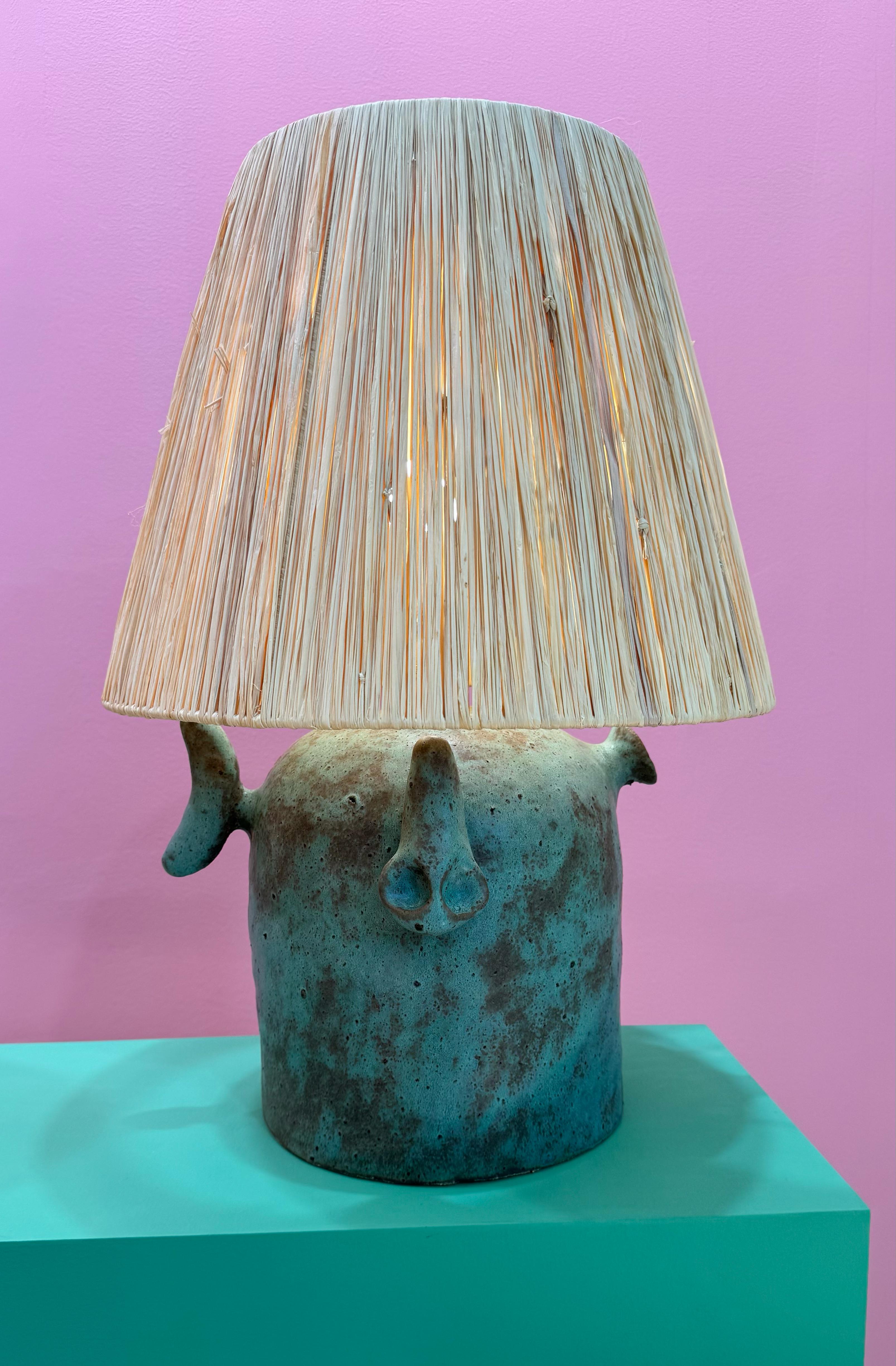 Grande lampe de table en céramique Abat-jour en raphia vert bronze - Gandul Neuf - En vente à الدرعية, SA