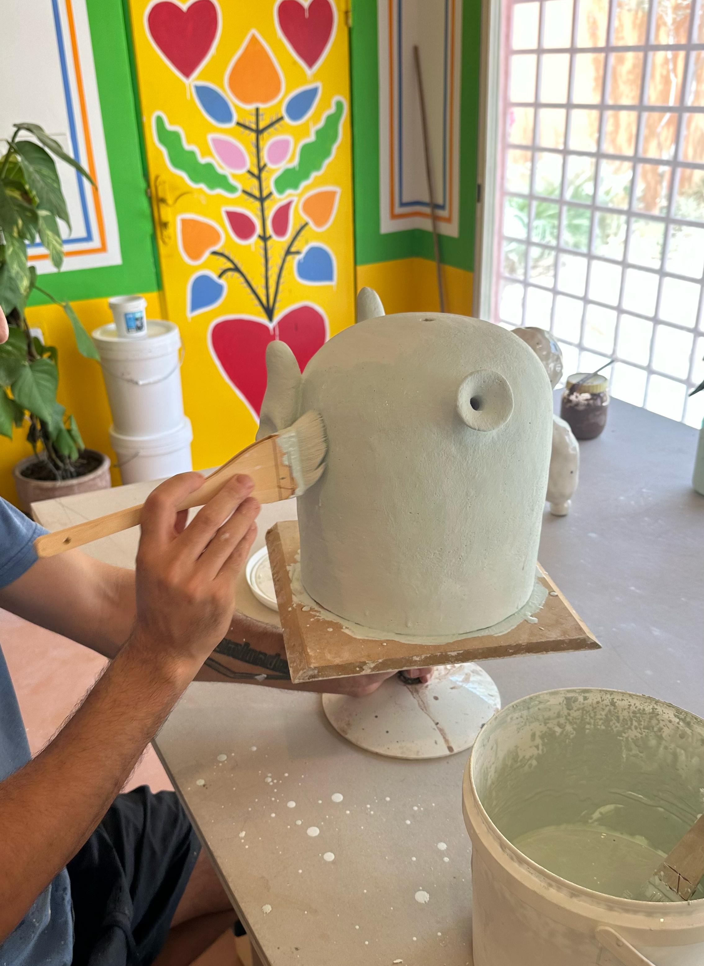 XXIe siècle et contemporain Grande lampe de table en céramique Abat-jour en raphia vert bronze - Gandul en vente