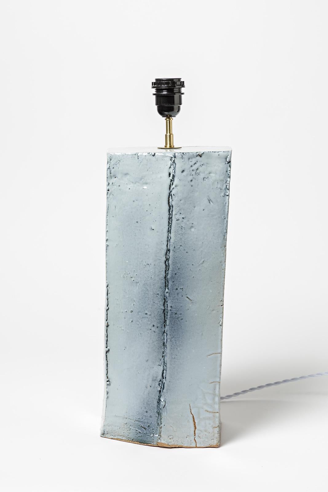 Große Steingut-Keramik-Tischlampe, signiert GM, weiß und blau, um 1980 im Angebot 2