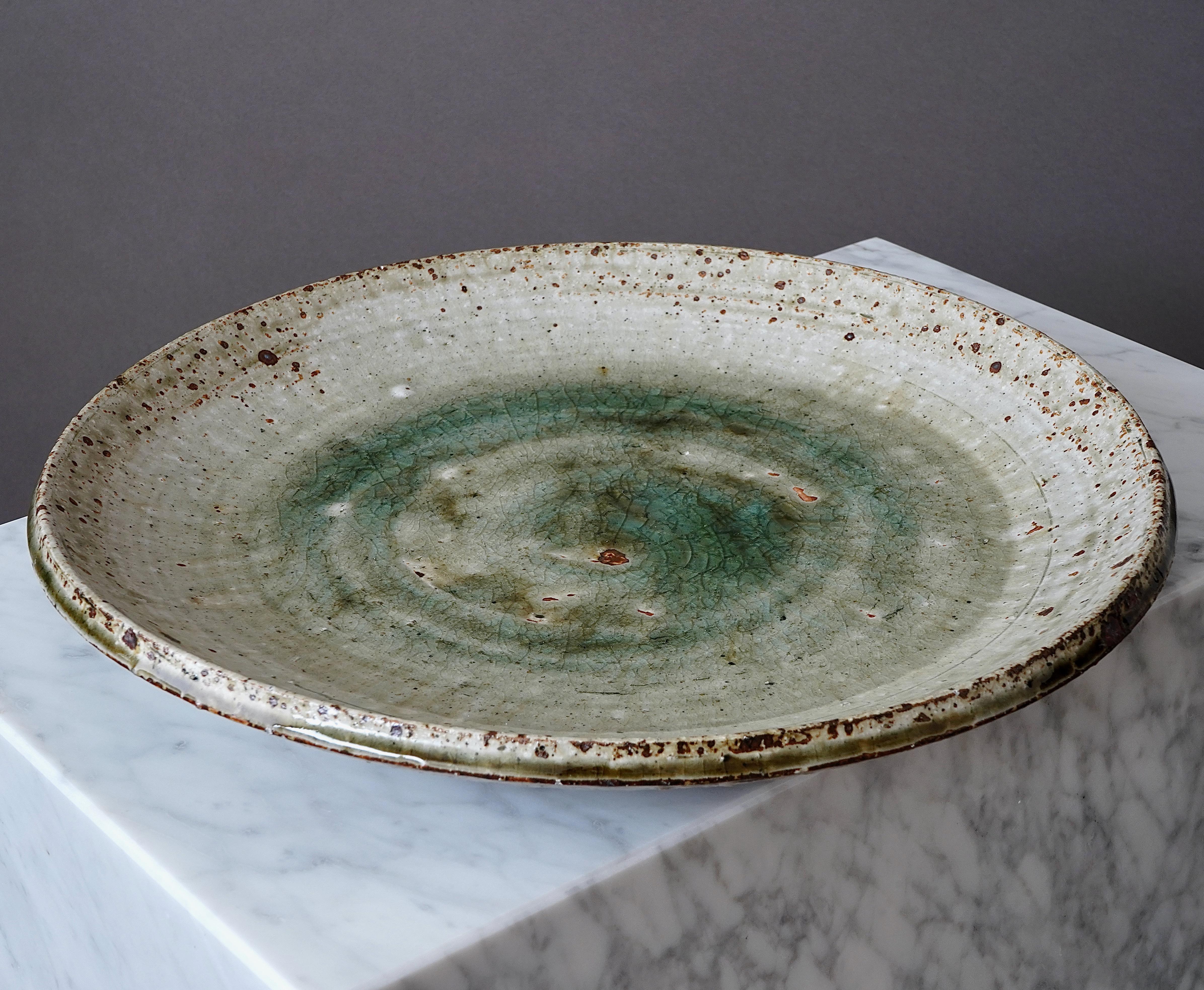 A large and beautiful stoneware dish / bowl with amazing glaze.
Made by Marianne Westman for Rorstrand, Sweden, 1960s.

Great condition. 
Incised signature 