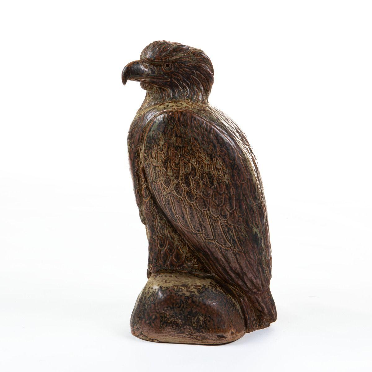 Grande scultura in gres di un'aquila, disegnata da Karl Larsen e prodotta da Royal Copenhagen nel 1947.
Questo pezzo è numerato n. 3 di un'edizione limitata di soli 15 esemplari e reca il marchio di fabbrica, il numero di modello e il monogramma