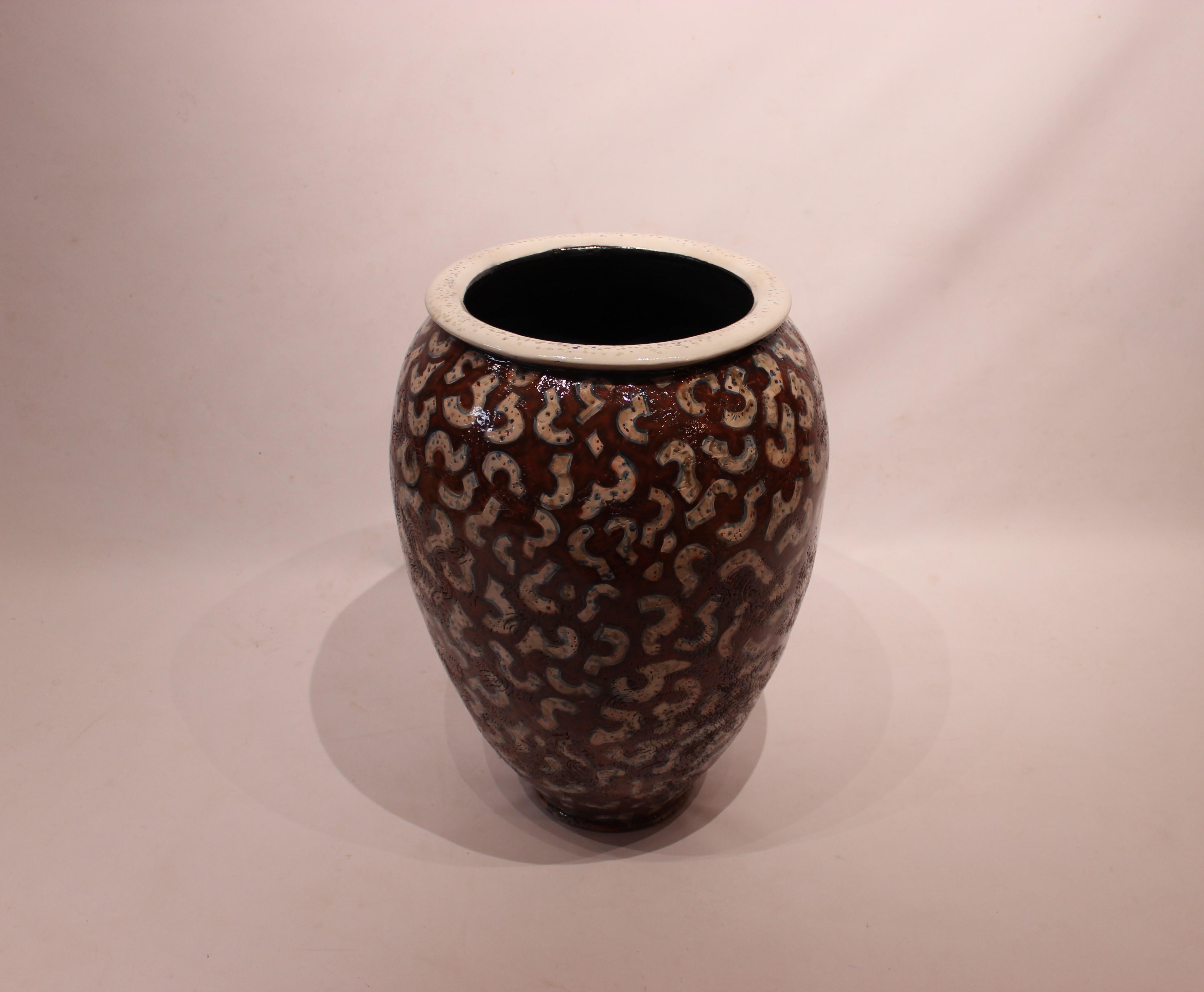 Large stoneware floor vase by the Danish artist Per Weiss from the 1980s. The vase is decorated in dark brown and white glaze, and in great vintage condition.