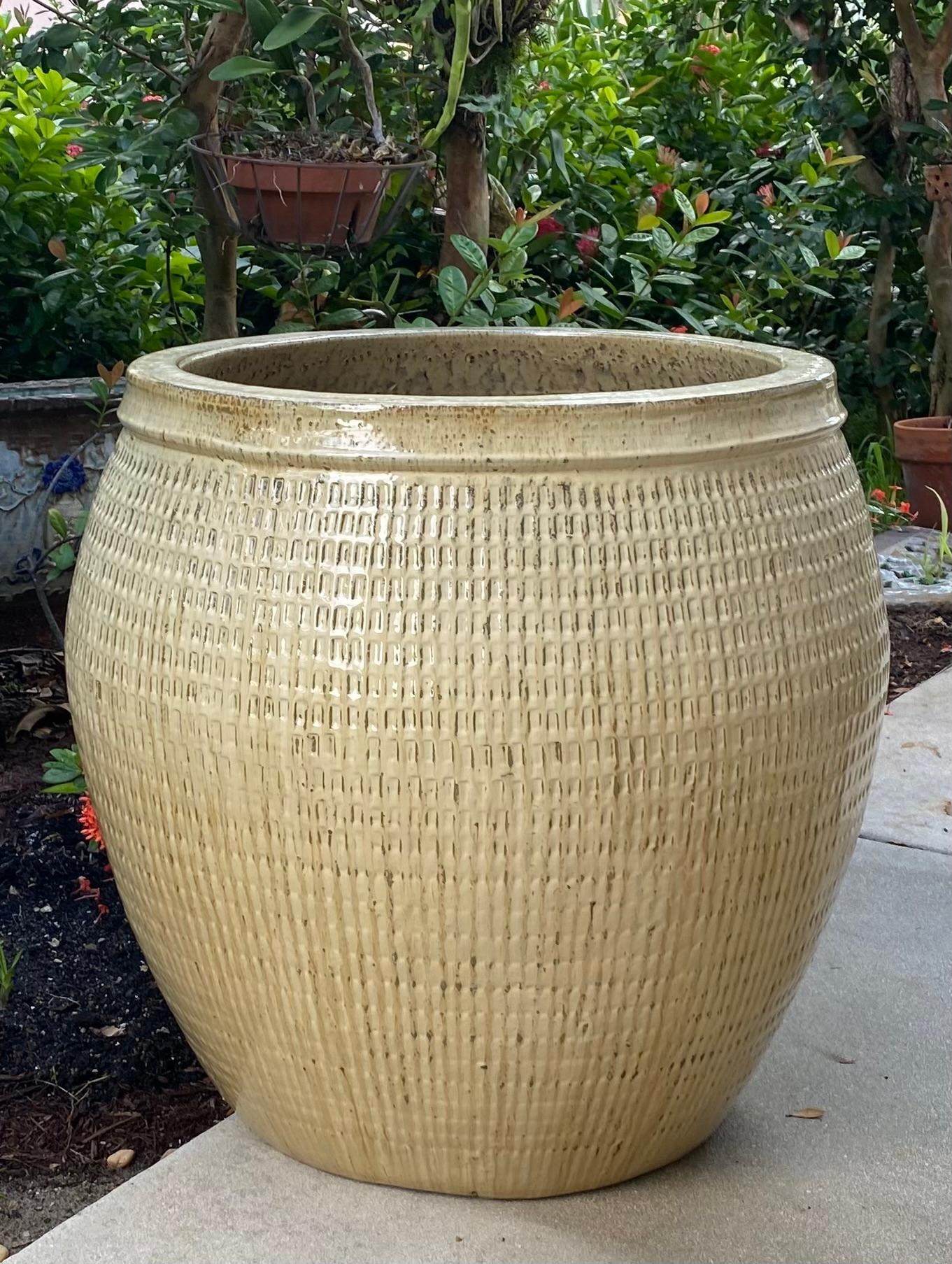 Superbe vase de jardin en grès

Élevez votre espace extérieur avec ce vase de jardin en grès exquis, fabriqué à la main. Son design unique et texturé ajoute une touche artistique et sophistiquée à tout jardin ou patio.
Durable et résistant aux