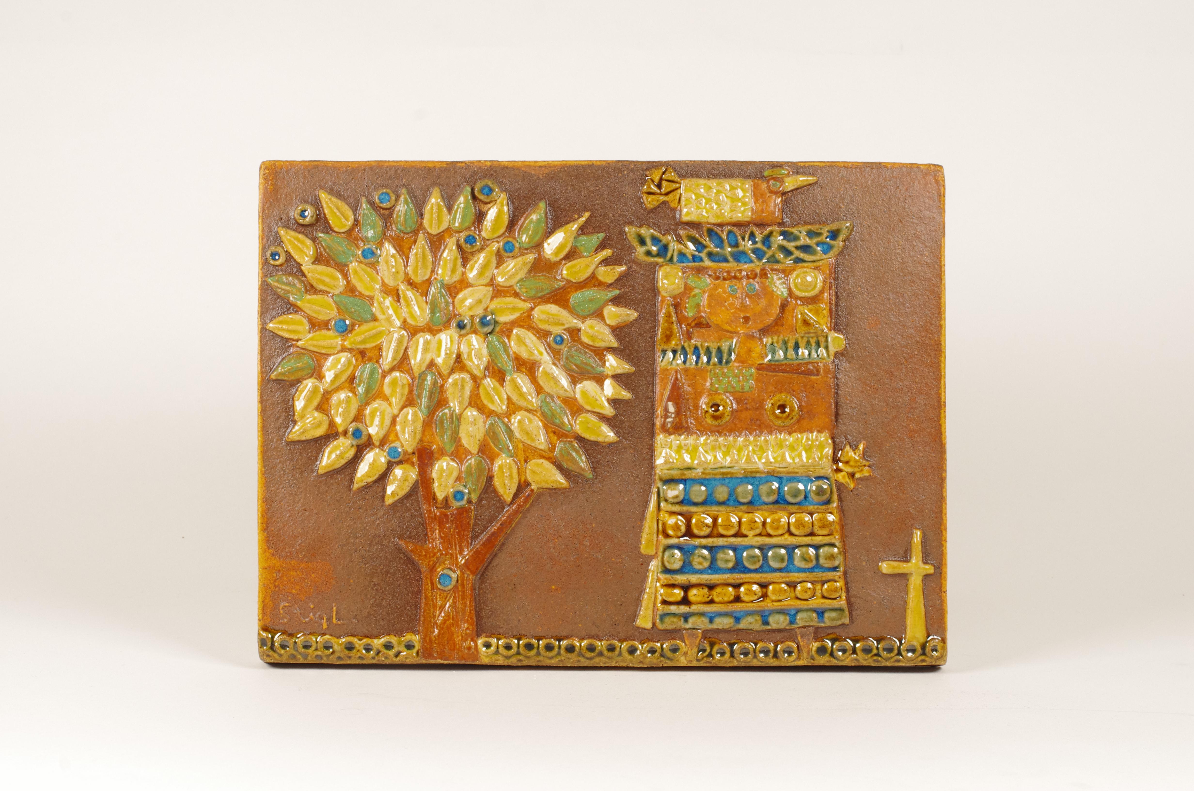 Informations sur le produit :
Grand carreau en relief en grès de Stig Lindberg, produit par Gustavsberg, Suède, dans les années 1960. Au cours de cette période, Lindberg a créé une série de reliefs en céramique très expressifs et narratifs, chacun