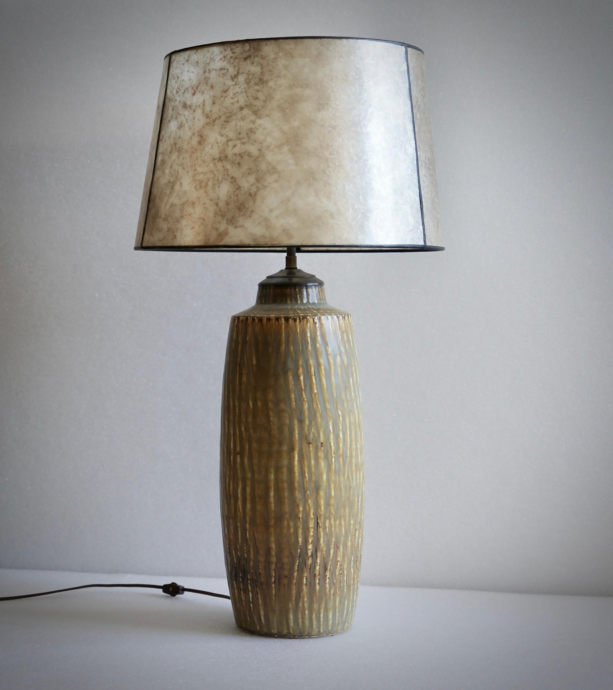 Grand vase en grès transformé en lampe de table, conçu par GUNNAR NYLUND pour Rostrand, Suède, vers 1950. Série 