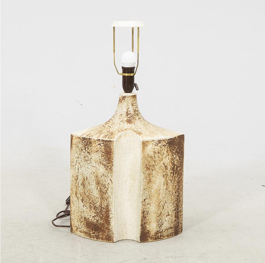 Grande lampe de table en grès conçue par Haico Nitzsche pour Søholm Pottery, Bornholm, Danemark. Circa 1960th. Câbles existants, recâblage possible sur demande.
Dimensions : hauteur de la base en céramique 17