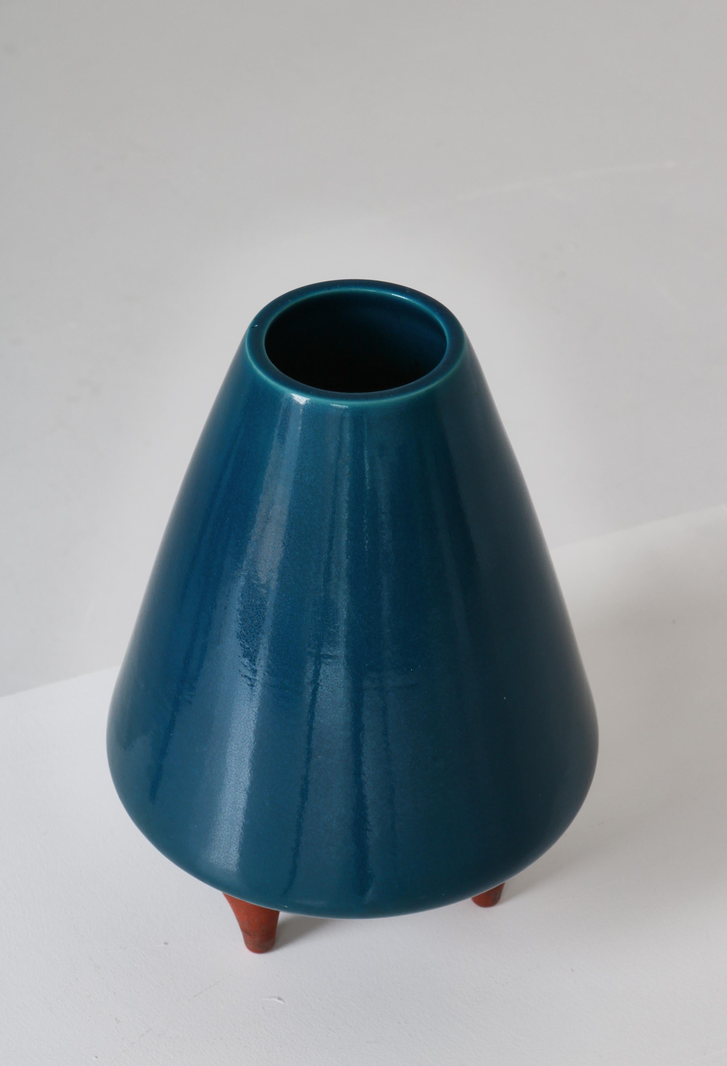 Large Stoneware Tripod Vase by Johannes Hedegaard at Royal Copenhagen, 1959 In Good Condition In Odense, DK