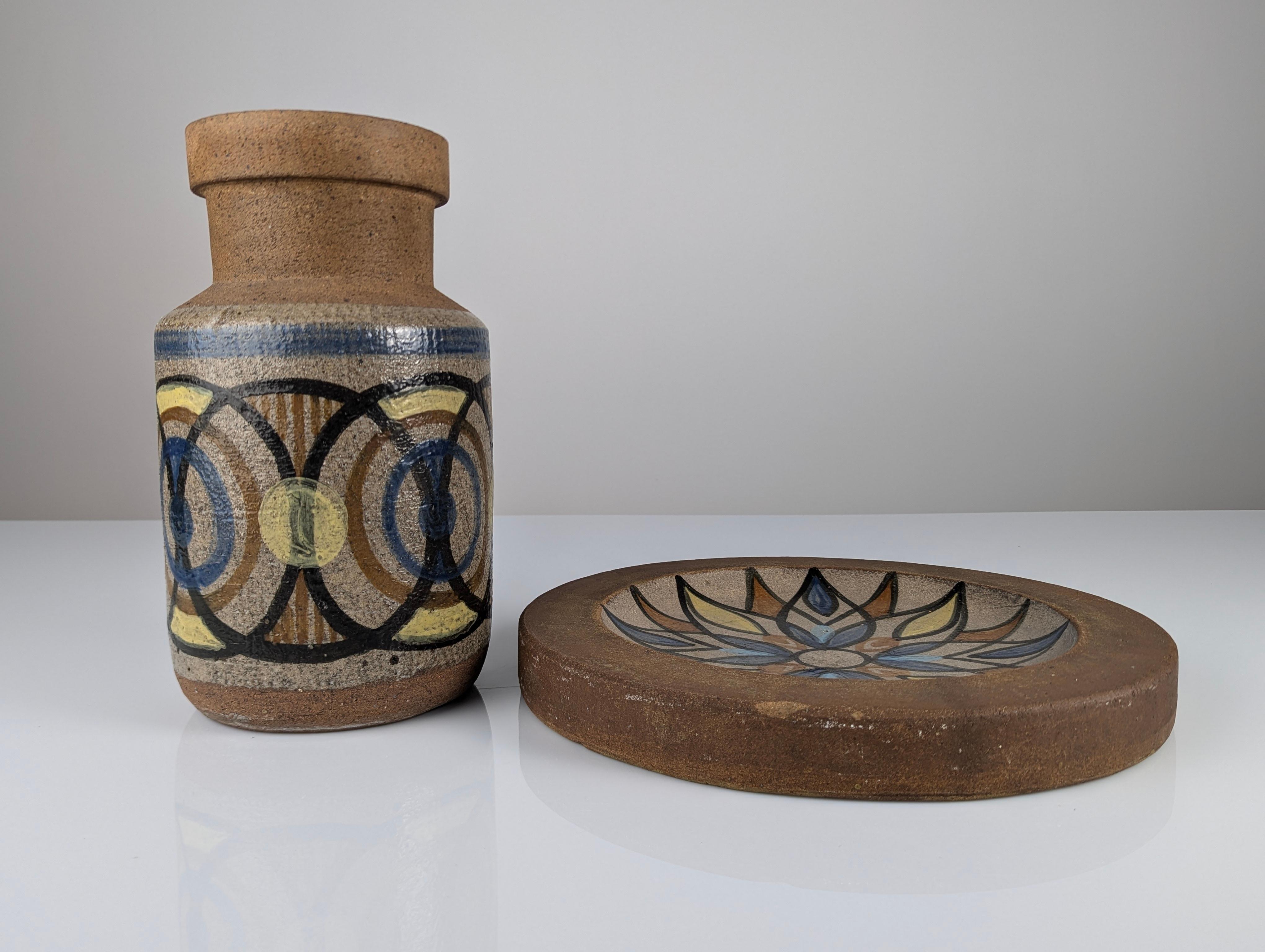 Découvrez ce grand ensemble unique de vases et d'assiettes en grès, réalisé par le célèbre céramiste Antonio s Orodea et la fameuse usine ASO des années 1960. Cette œuvre témoigne de l'habileté et de la créativité d'Antonio Salvador, qui a reçu de
