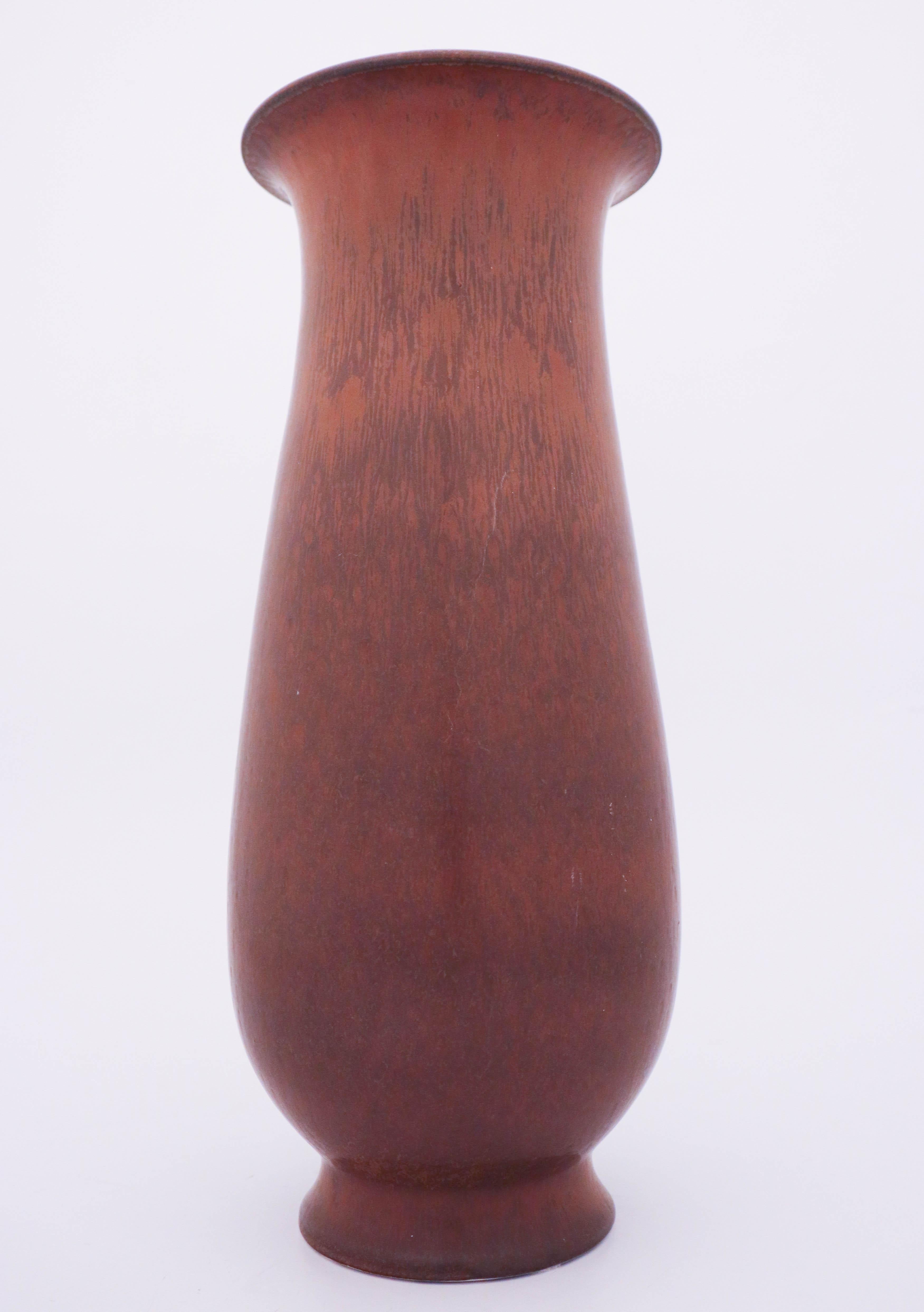 Un grande vaso da terra disegnato da Gunnar Nylund a Rörstrand, il vaso è alto 39,5 cm ed è in ottime condizioni, a parte alcuni graffi e segni nello smalto.
