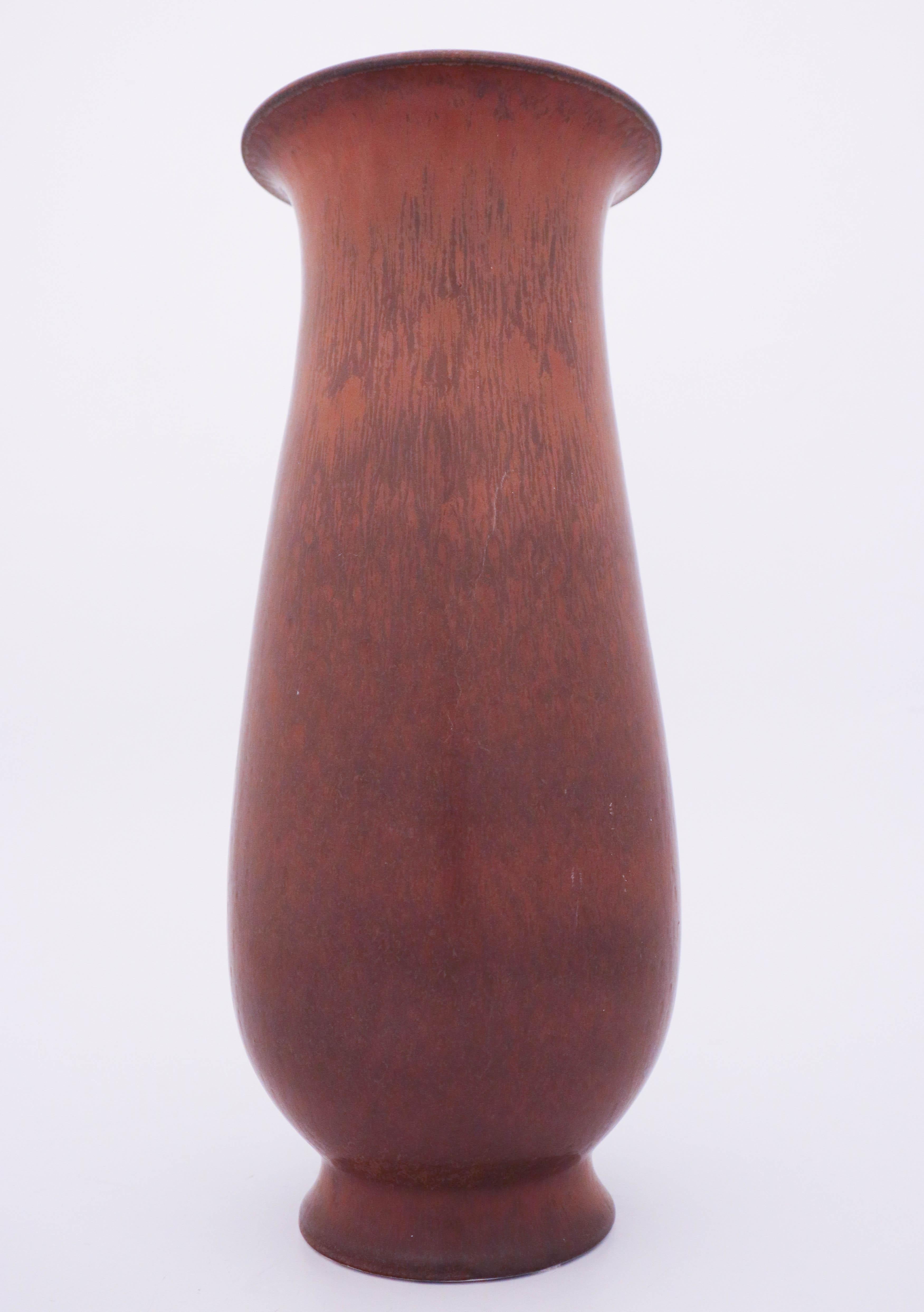 A large floor vase designed by Gunnar Nylund at Rörstrand, the vase is 39.5 cm high and it is in very good condition except from some scratches and marks in the glaze.