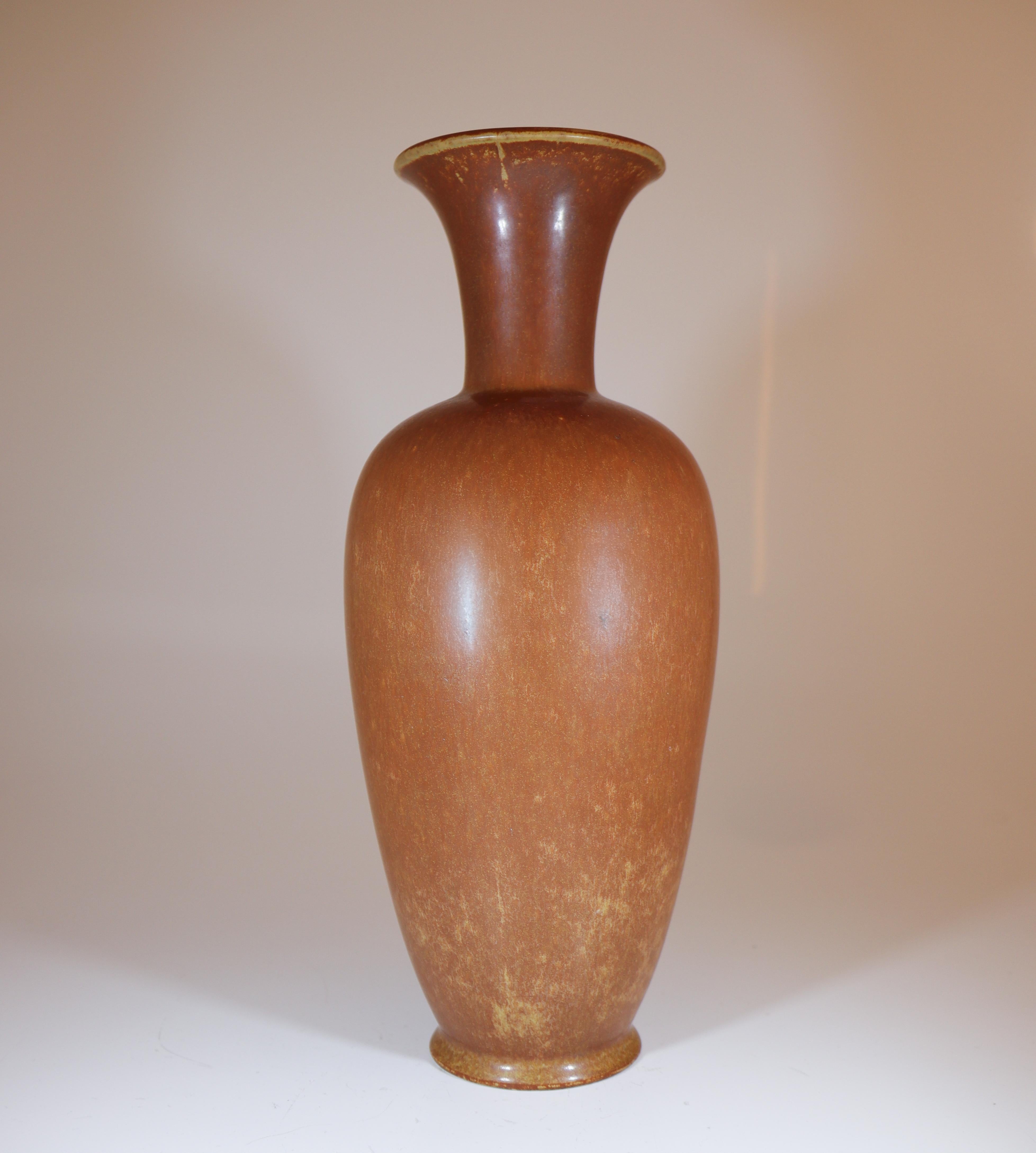 Gran jarrón diseñado por Gunnar Nylund en R�örstrand, el jarrón mide 33 cm de alto y está en muy buen estado, excepto por algunas marcas de arañazos en la parte inferior (ver foto), por lo que está marcado como 2ª calidad.

Gunnar Nylund nació en