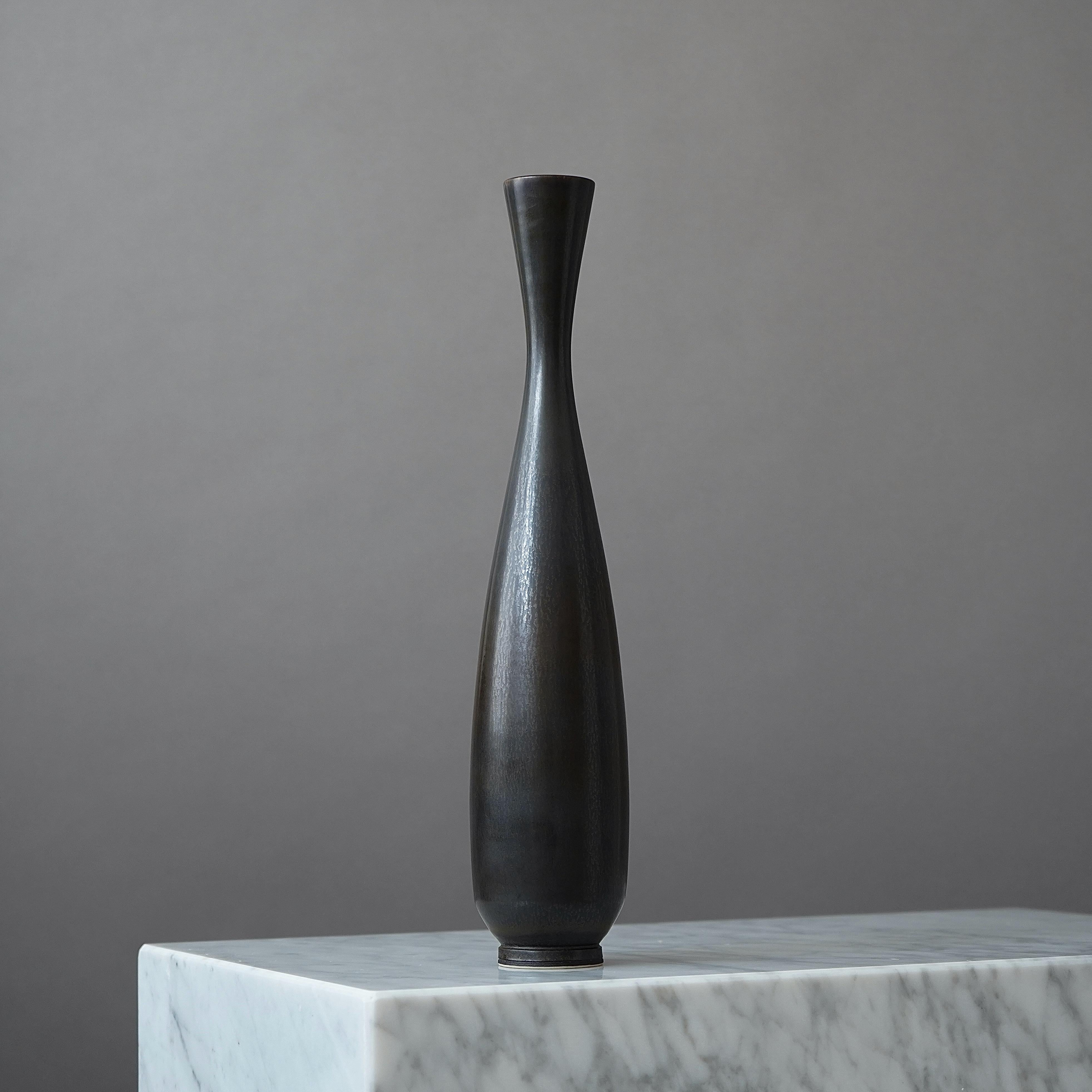 Un grande e bellissimo vaso in gres con un'incredibile smaltatura a pelo di lepre.
Realizzato dal maestro lanciatore Berndt Friberg, nello studio dell'artista a Gustavsberg, Svezia, 1958.

Ottime condizioni. L'orlo del piede è leggermente tagliato,