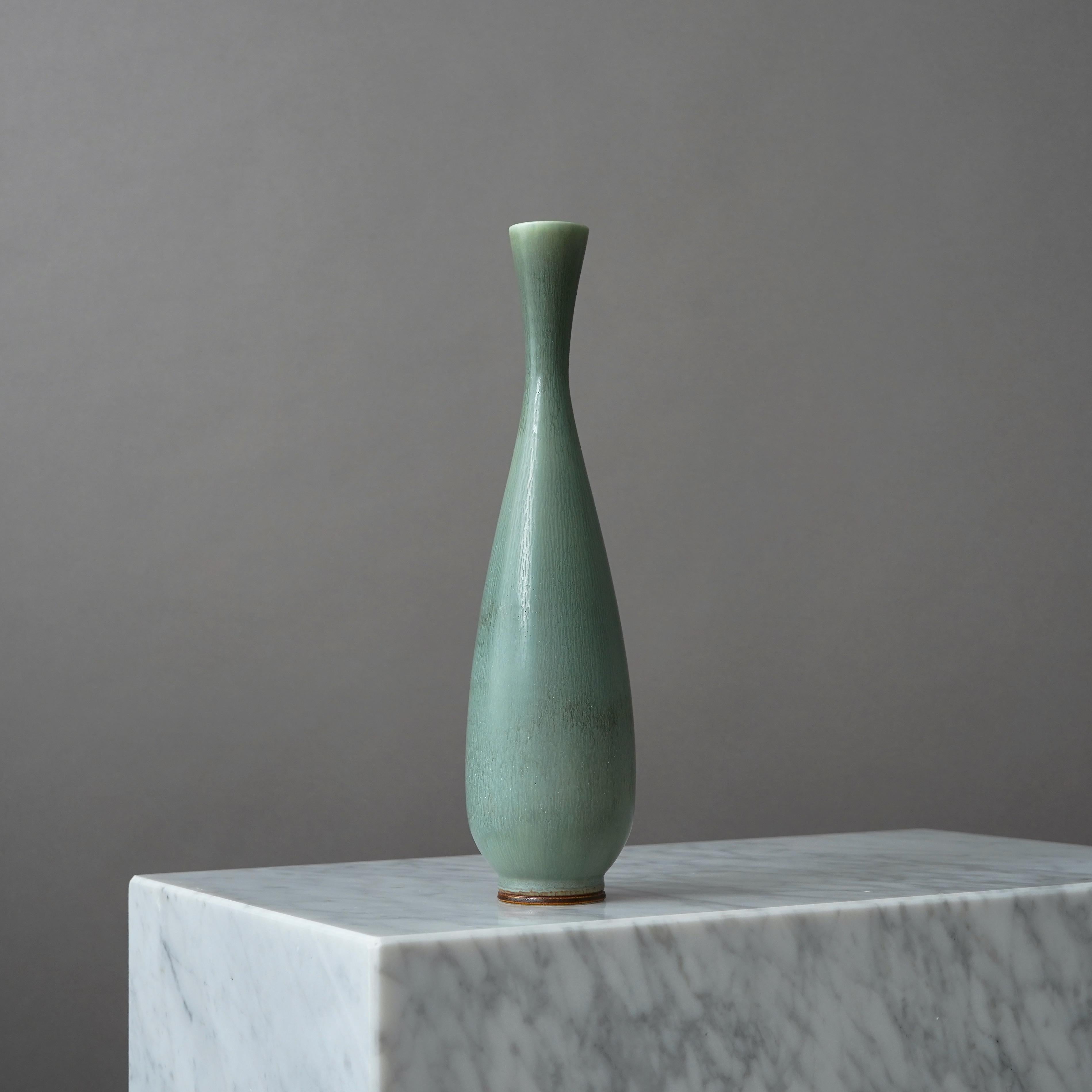 Un grande e bellissimo vaso in gres con un'incredibile smaltatura a pelo di lepre.
Realizzato dal maestro lanciatore Berndt Friberg, nello studio dell'artista a Gustavsberg, Svezia, 1960.

Ottime condizioni, ma molti fori nello smalto.
Firma incisa