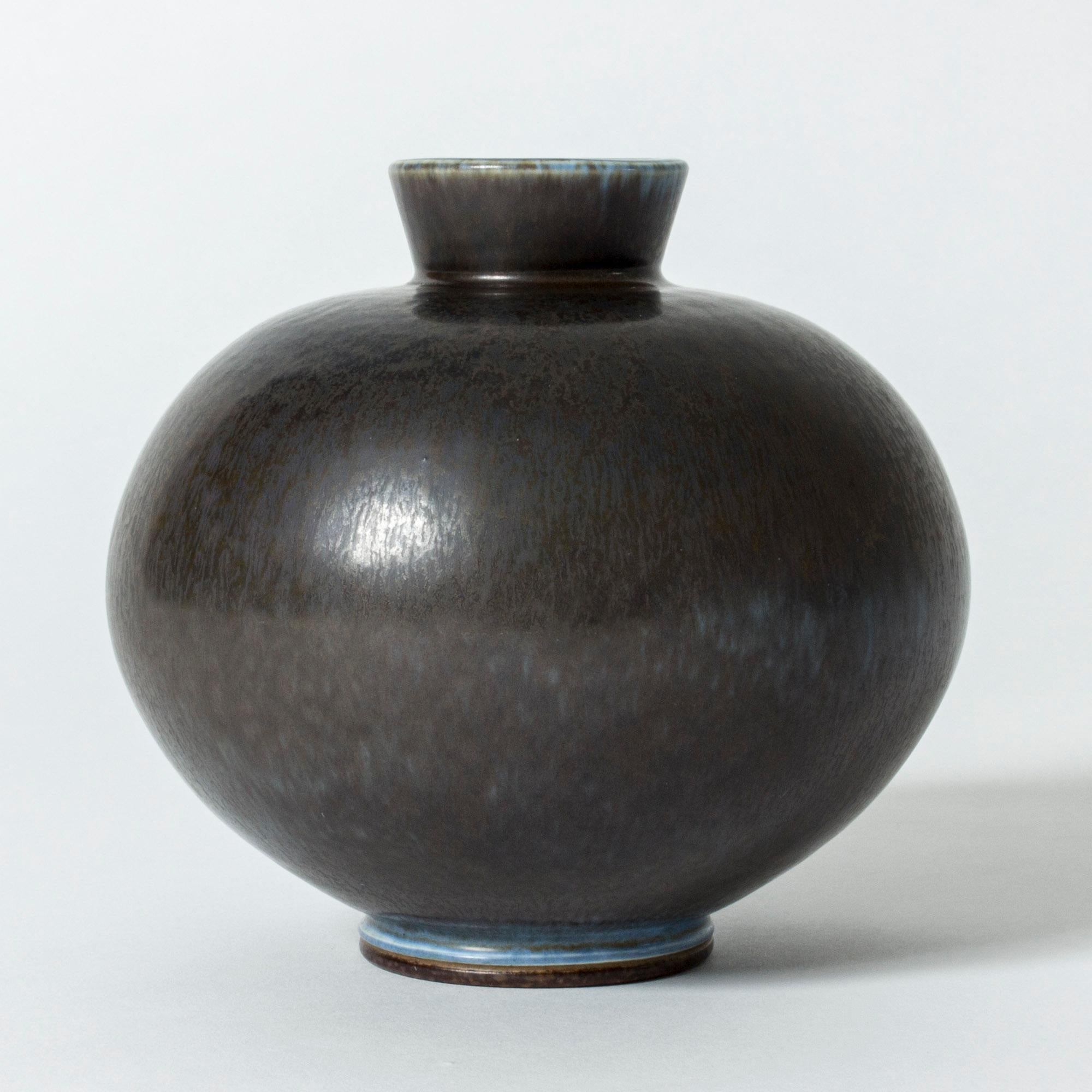 Large stoneware vase by Berndt Friberg, in a round, plump shape. Dark blue hare’s fur glaze with light blue streaks.