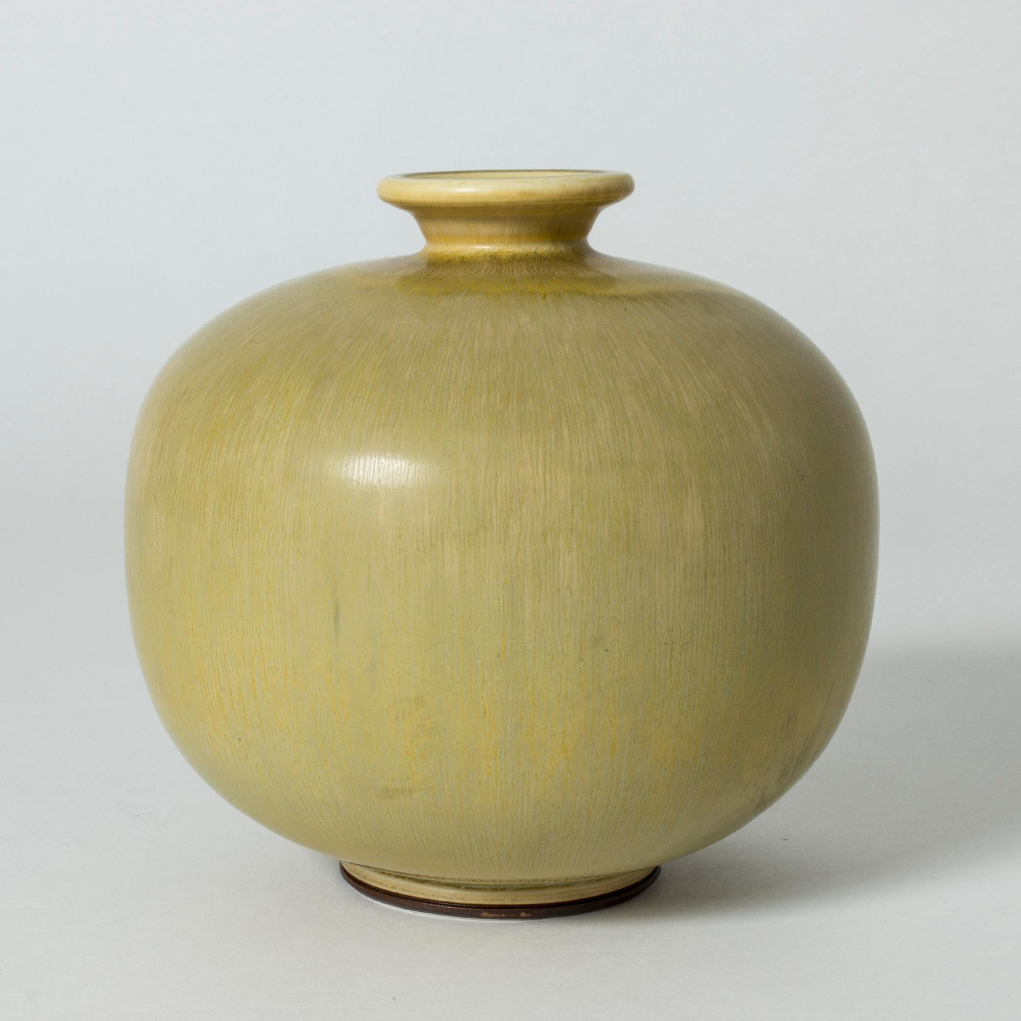 Striking, large stoneware vase by Berndt Friberg, in a plump shape. Beautiful yellow hare’s fur glaze.