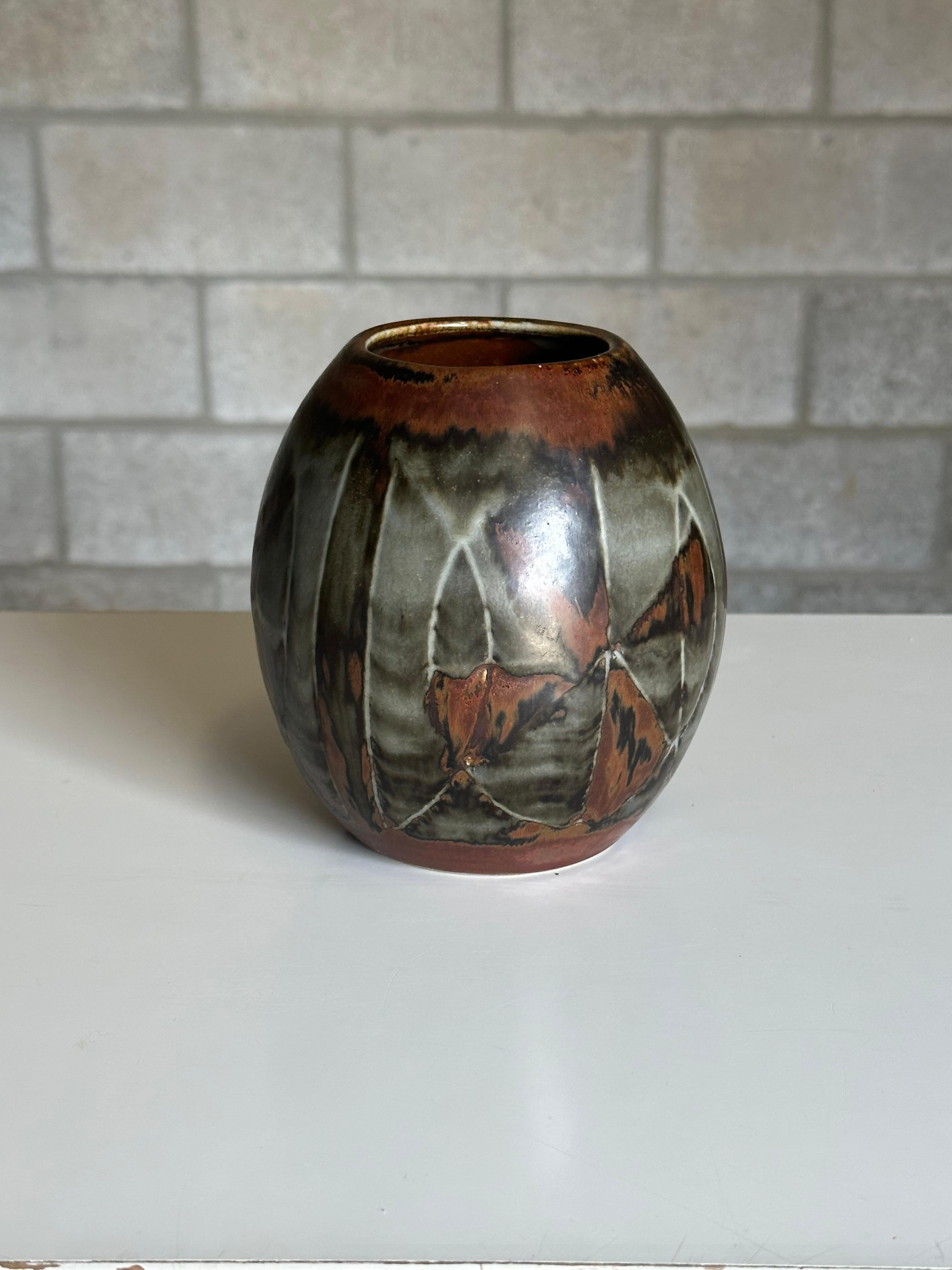 Grand vase en grès de Carl-Harry Stålhane pour Rörstrand. Une décoration intéressante ajoute à cette pièce. Merveilleuse profondeur des couleurs dans la glaçure.