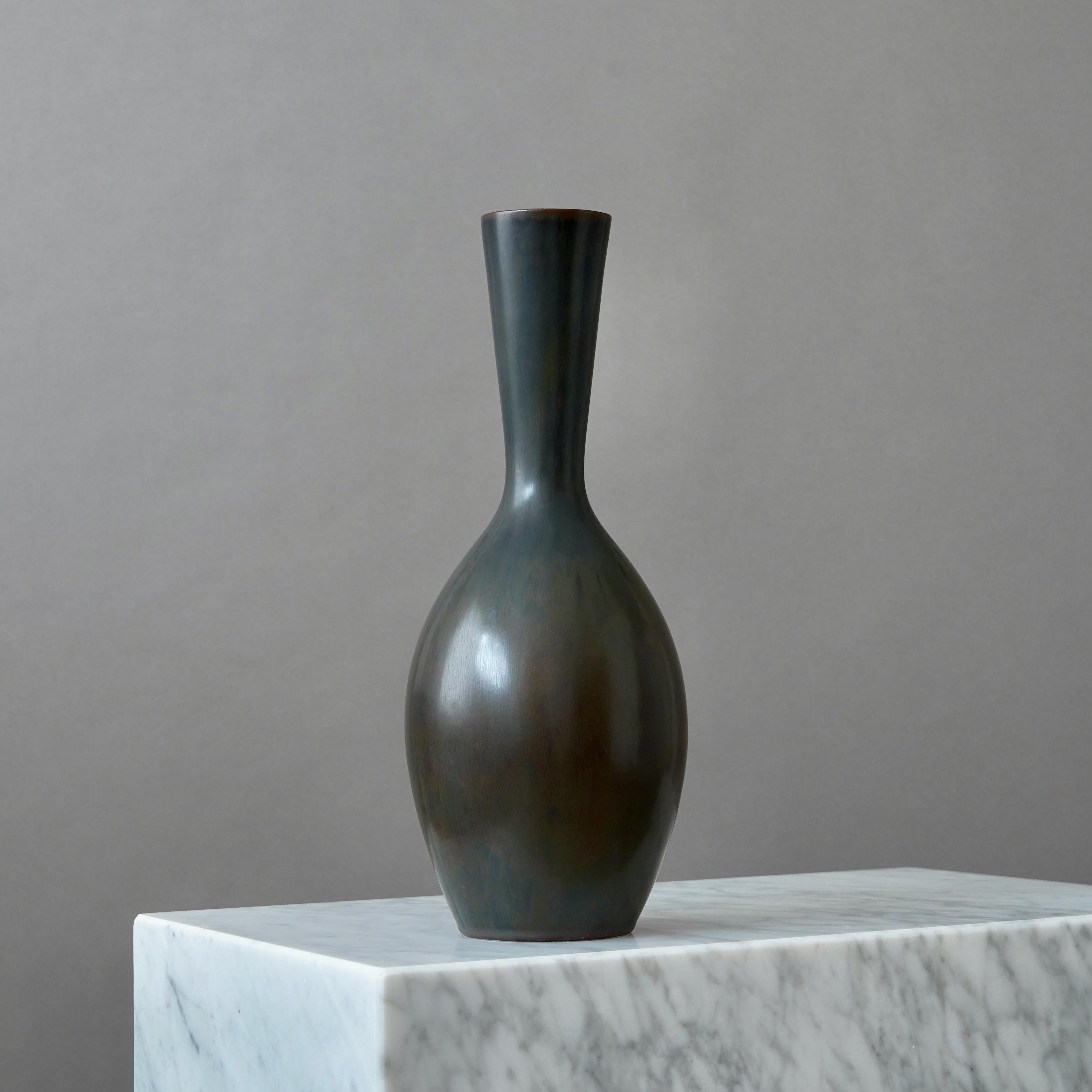 Grande vaso in gres con un'incredibile smaltatura marrone-nera.
Disegnata da Carl-Harry Stålhane a Rörstrand, Svezia, anni 1950.

Buone condizioni. Prima cernita. Leggermente obliquo.
Firmato 