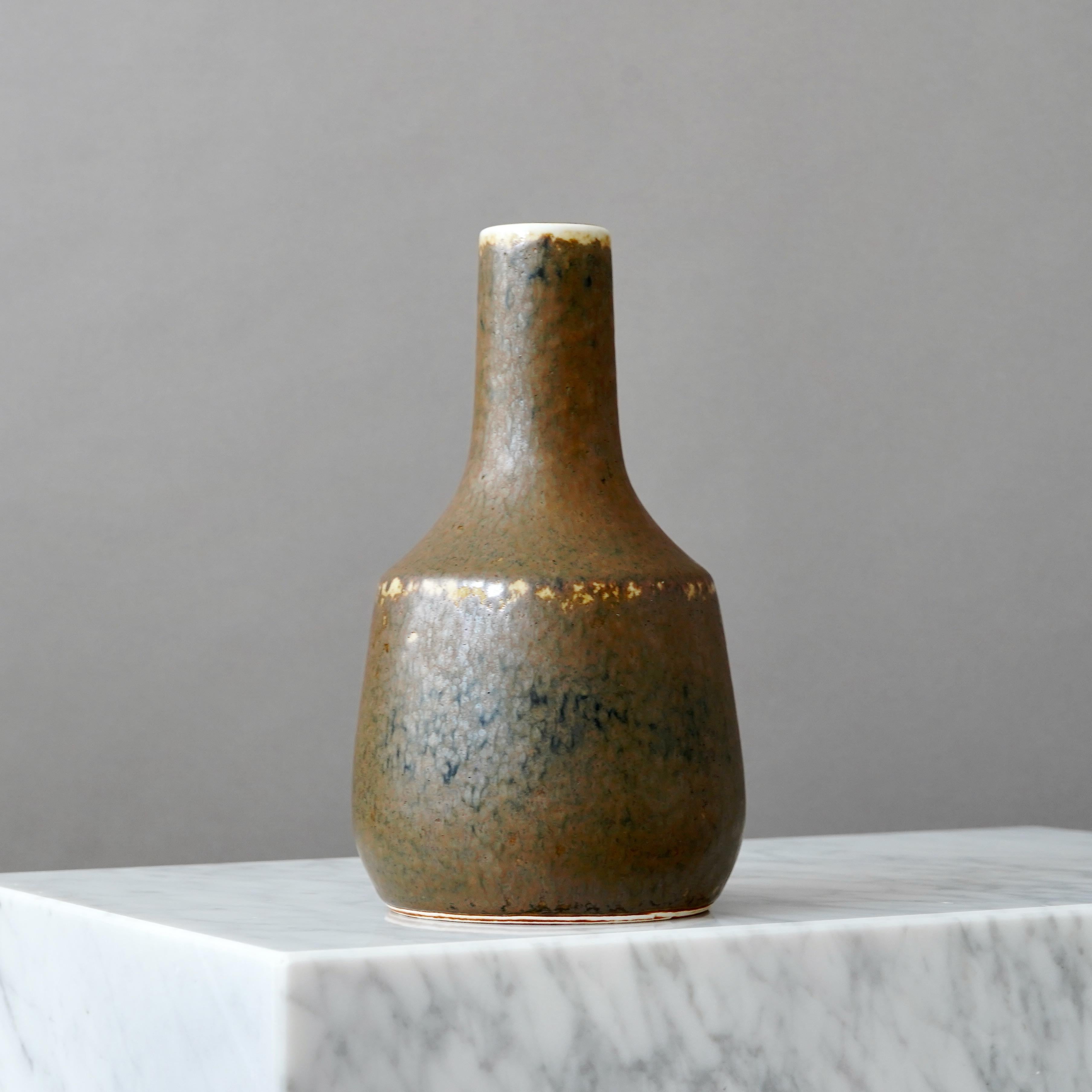 Grande vaso in gres con un'incredibile smaltatura marrone-nera.
Disegnata da Carl-Harry Stålhane a Rörstrand, Svezia, anni 1950.

Ottime condizioni. La seconda fabbrica (senza alcun motivo evidente).
Firmato 