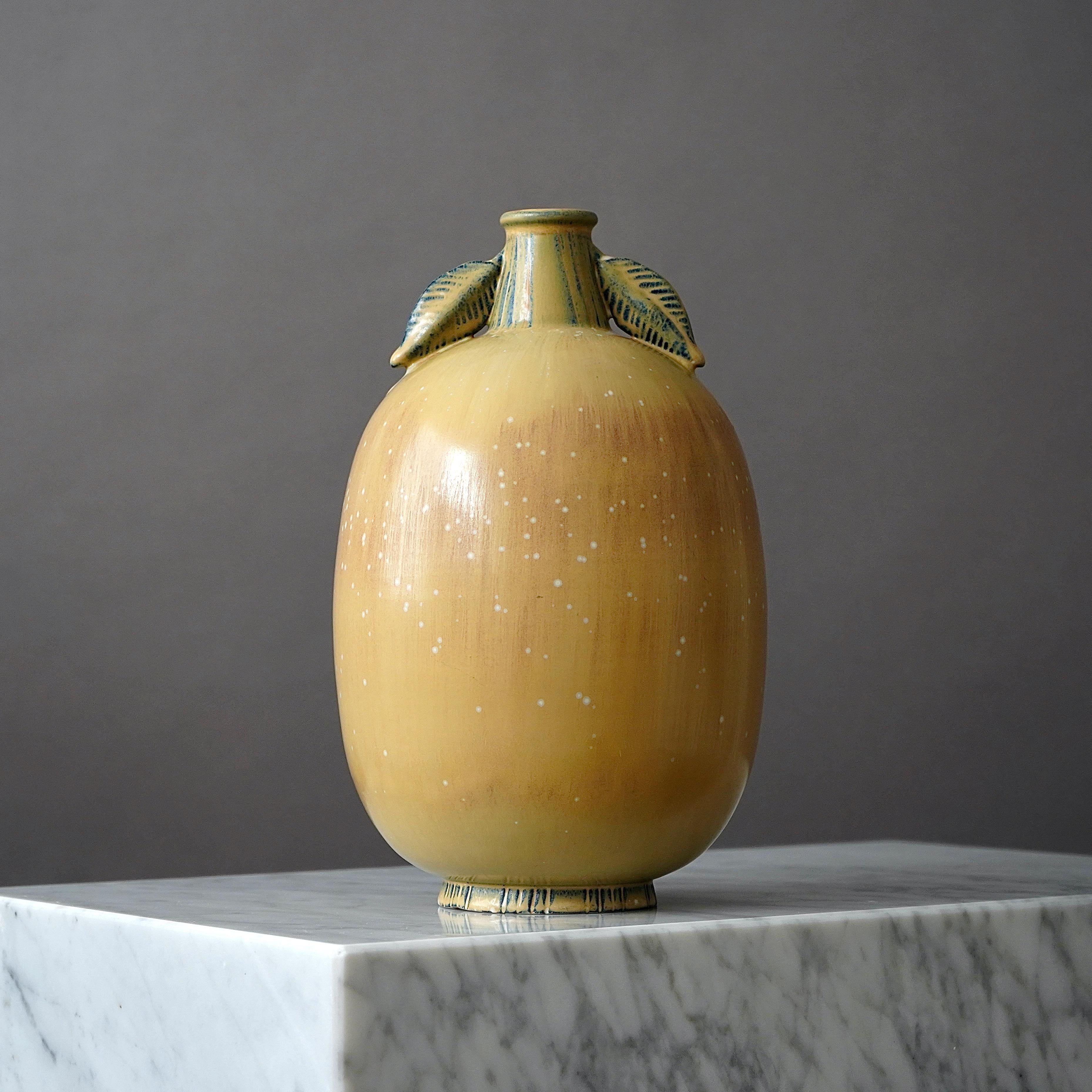 Un grand et unique vase en grès avec une glaçure étonnante. 
Conçu par Gunnar Nylund pour Rorstrand, Suède, années 1940.  

Signature incisée 