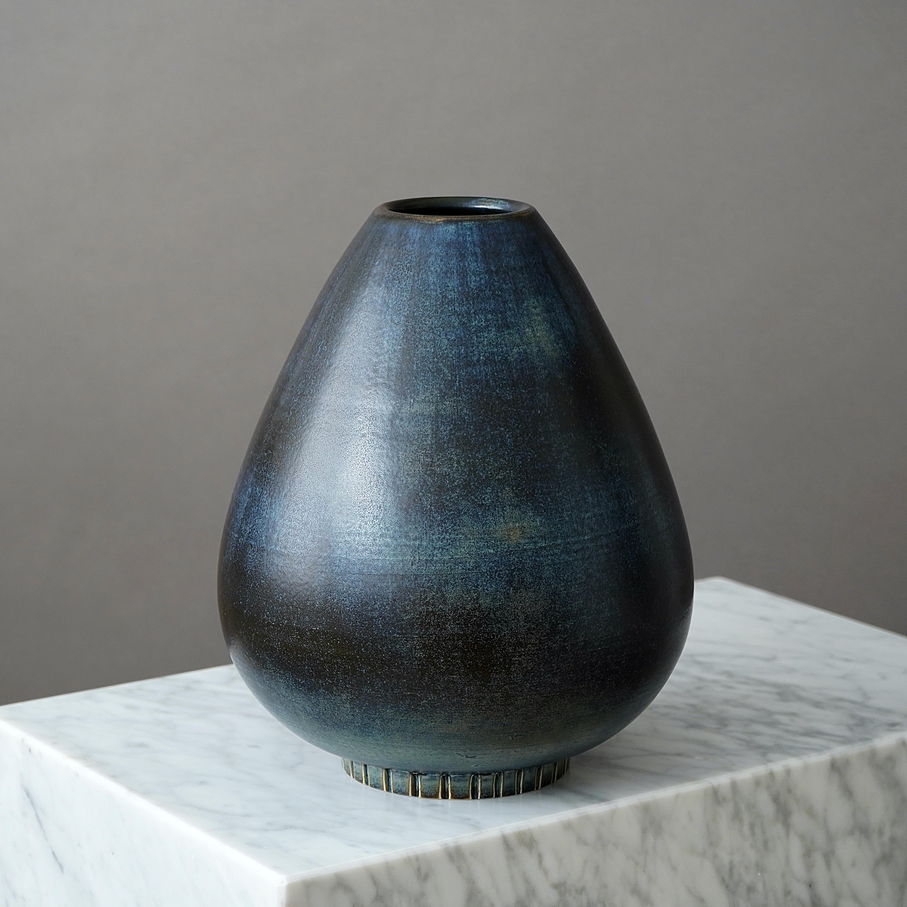 Un grand et beau vase en grès avec une glaçure étonnante. 
Conçu par Gunnar Nylund pour Rorstrand, Suède, années 1940.  

Excellent état. Signature incisée 