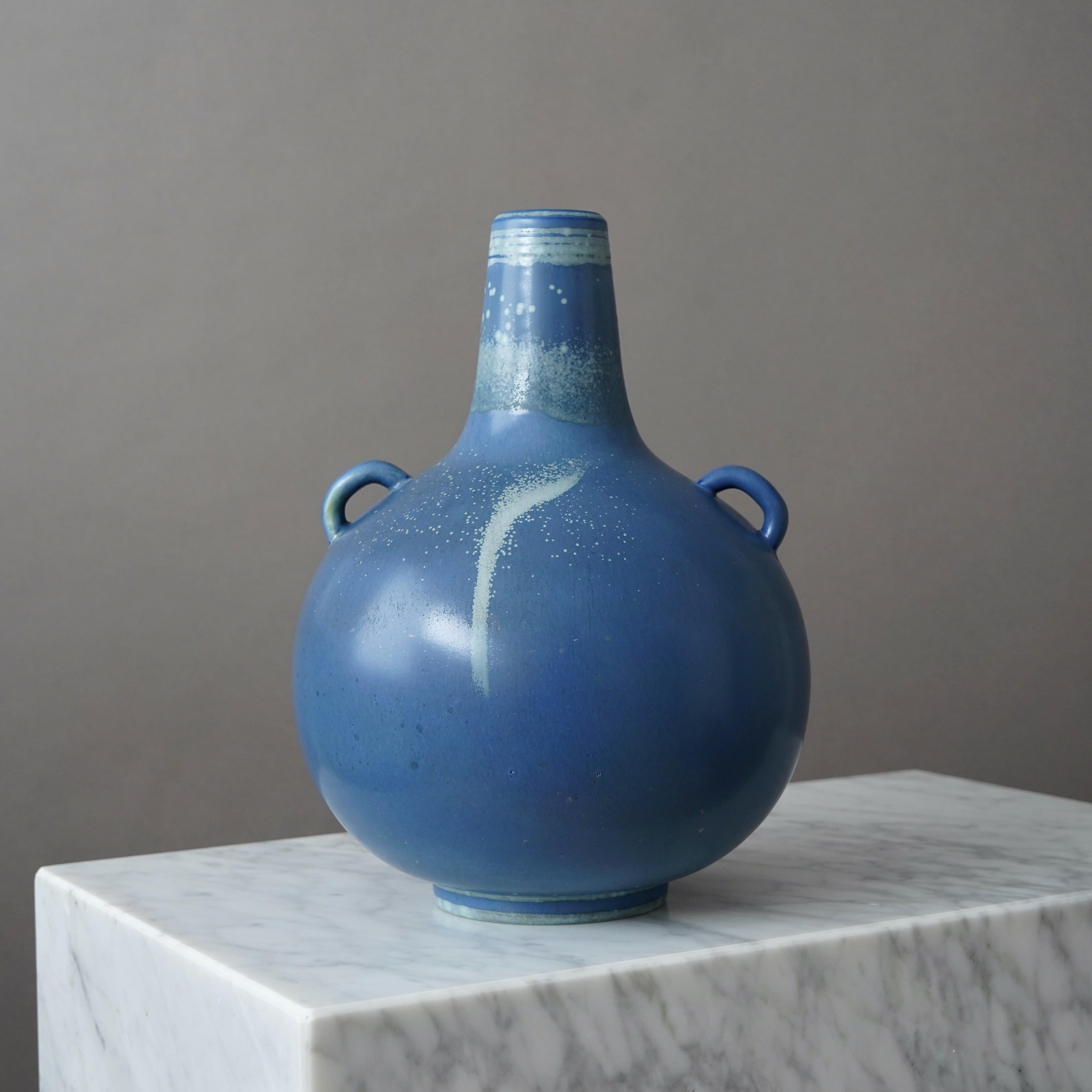 Un grande e bellissimo vaso in gres con due piccoli manici e un'incredibile smaltatura.
Disegnata da Gunnar Nylund per Rorstrand, Svezia, anni '1950.  

Condizioni eccellenti.
Firma incisa 