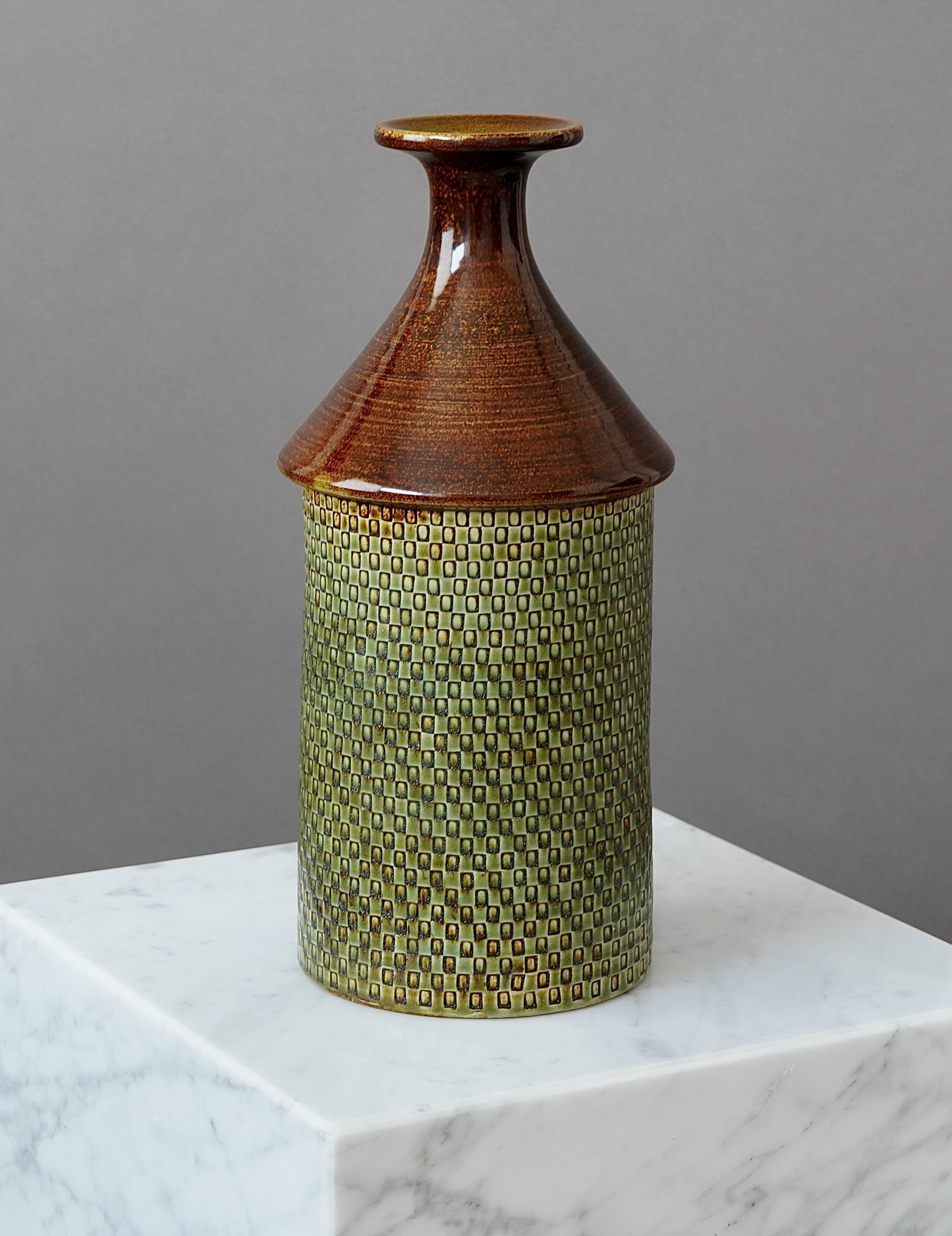 A beautiful and unique stoneware vase with amazing glaze.
Made by Stig Lindberg in Gustavsberg Studio, Sweden. 1964.

Excellent condition.
Incised 