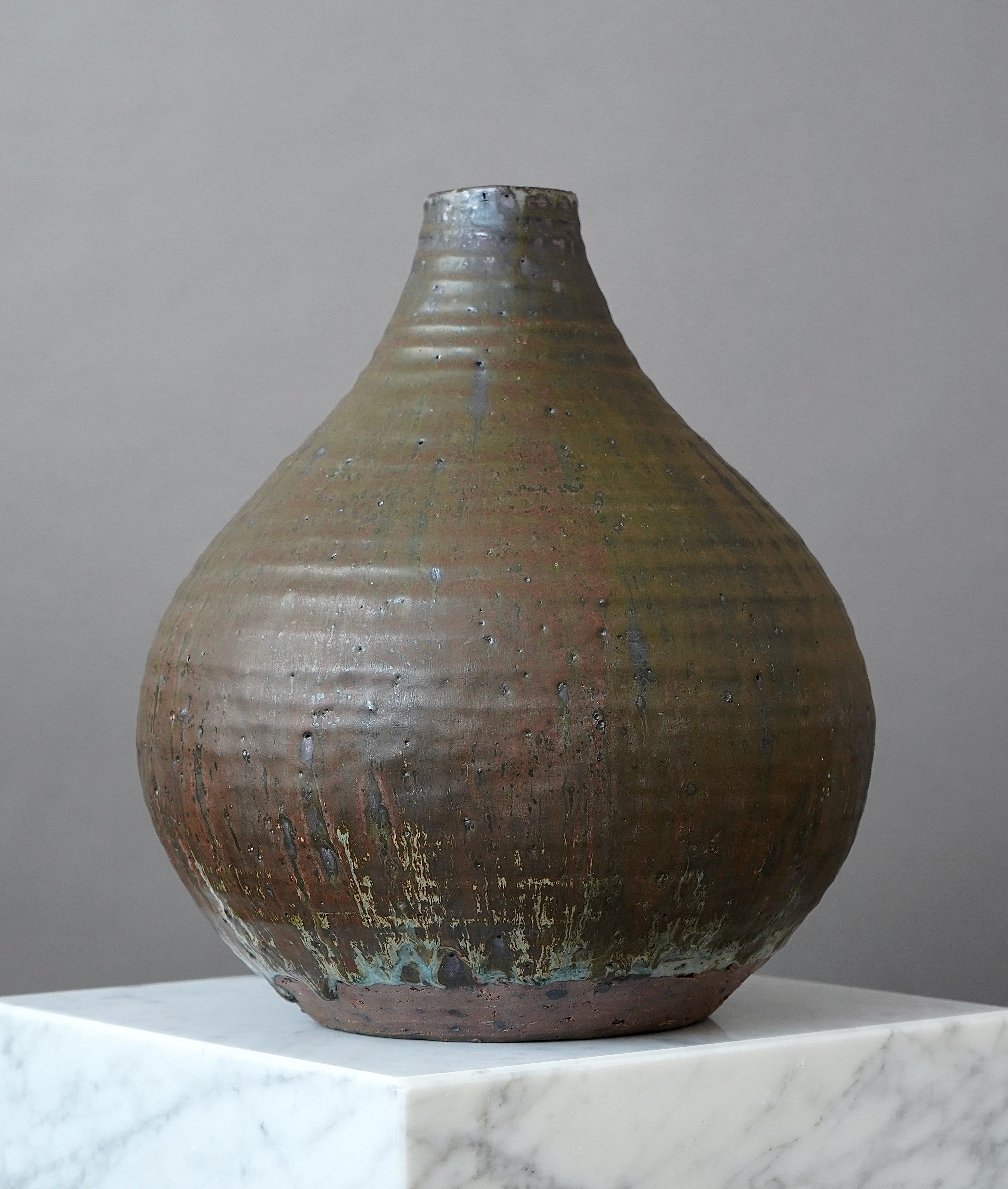 Eine schöne und einzigartige Vase aus Steingut mit erstaunlicher Glasur. 
Hergestellt von Rolf Palm, im Studio des Künstlers, Mölle, Schweden, 1964.

Er ist groß und wiegt 7,7 kg.

Ausgezeichneter Zustand. Eingeschnitten 'Palm / Mölle / 1964'.

Rolf