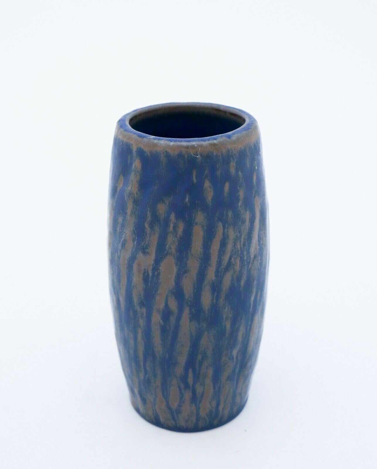 A beautiful vase in the Rubus-serie designed by Gunnar Nylund at Rörstrand, the vase is 17.5 cm high and in mint condition. 
 