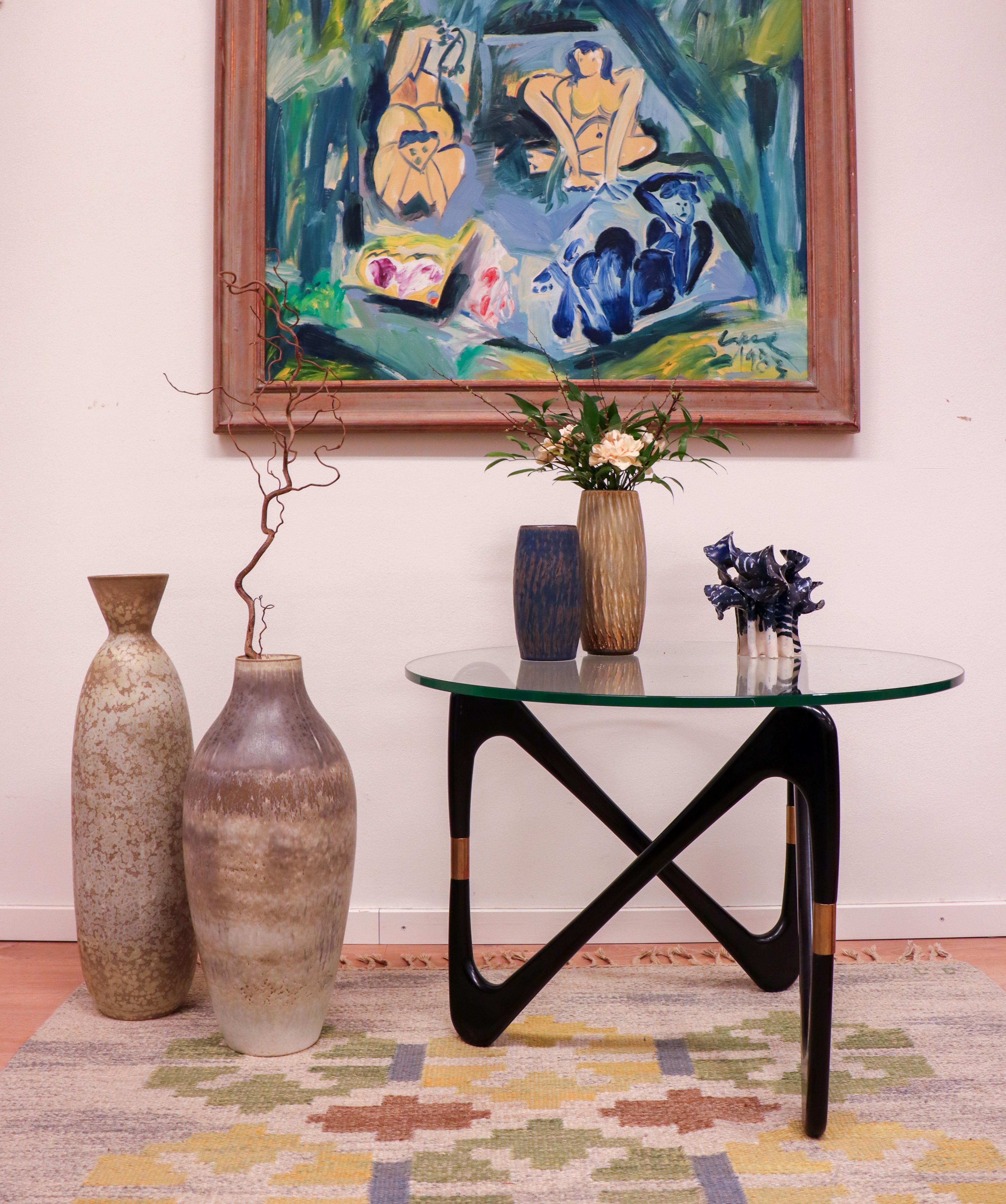 A beautiful vase in the Rubus-serie designed by Gunnar Nylund at Rörstrand, the vase is 17.5 cm high and in mint condition. 
 