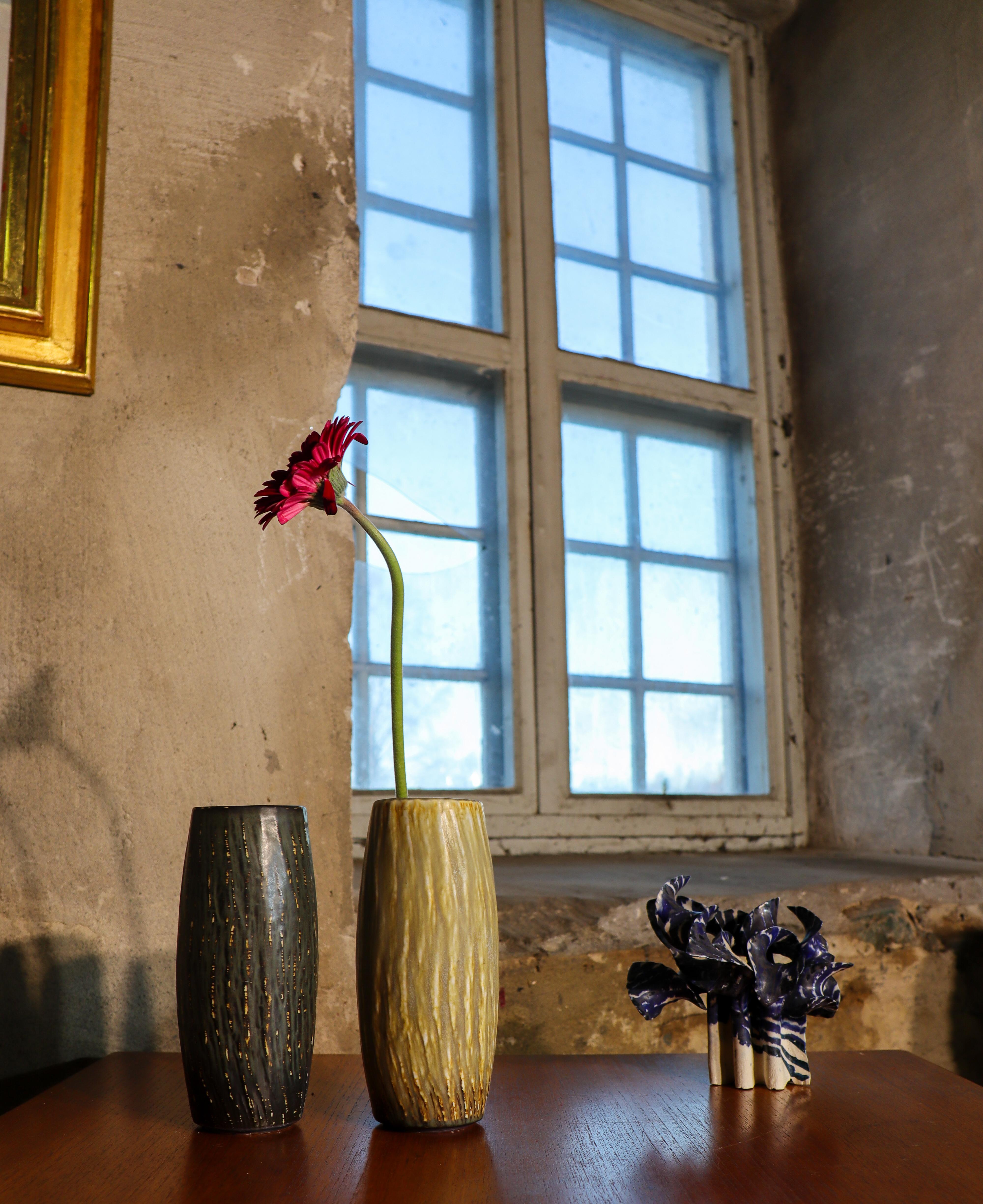 Scandinavo moderno Vaso grande in gres, Gunnar Nylund, Rörstrand, Brown Rubus - Modernità del Medioevo in vendita