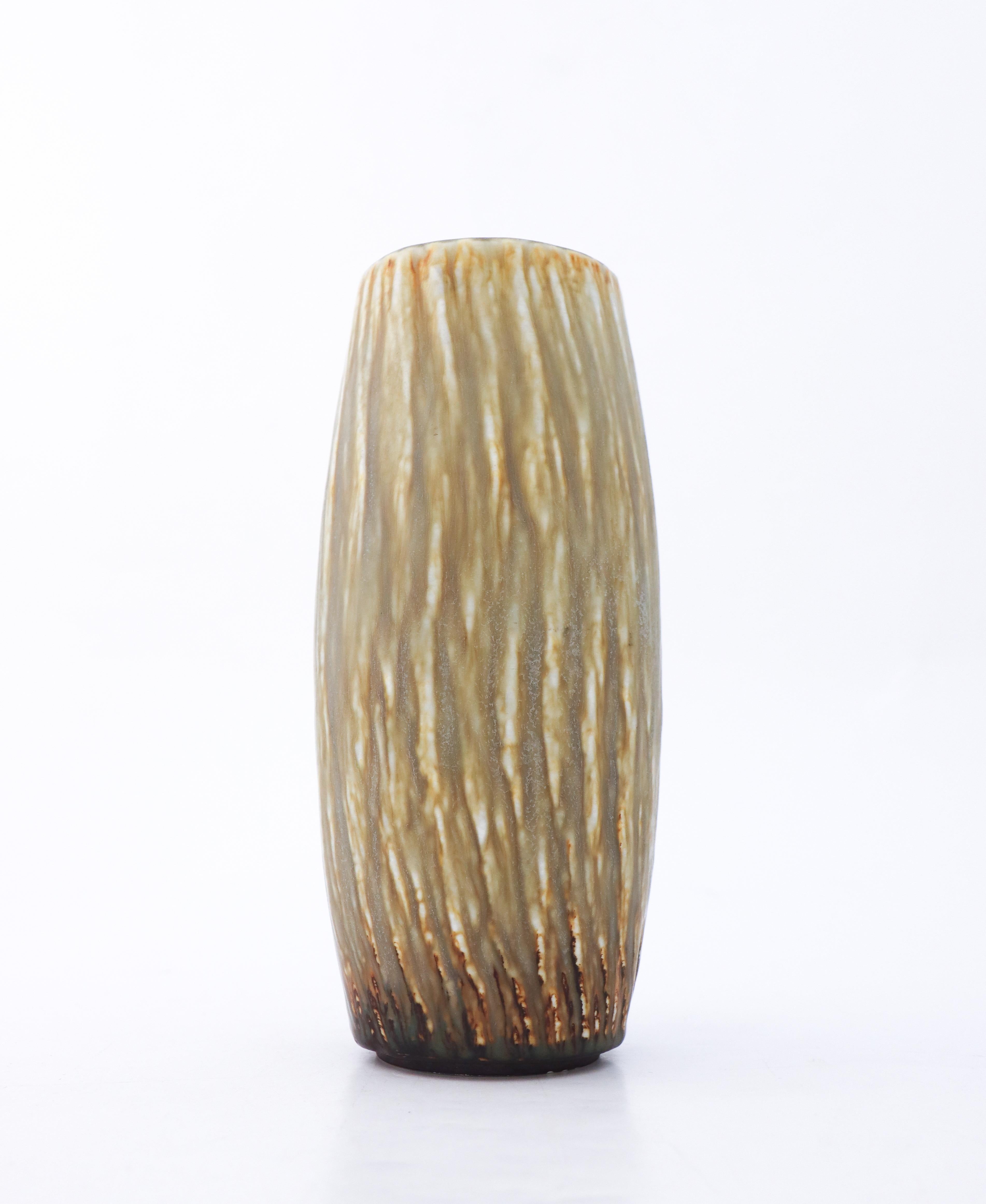Die Vase aus Steinzeug aus der Rubus-Serie wurde von Gunnar Nylund in Rörstrand entworfen. Sie ist 22,5 cm hoch. Es ist in neuwertigem Zustand, aber als 2. Qualität gekennzeichnet. 

Gunnar Nylund wurde 1904 in Paris geboren. Seine Eltern arbeiteten