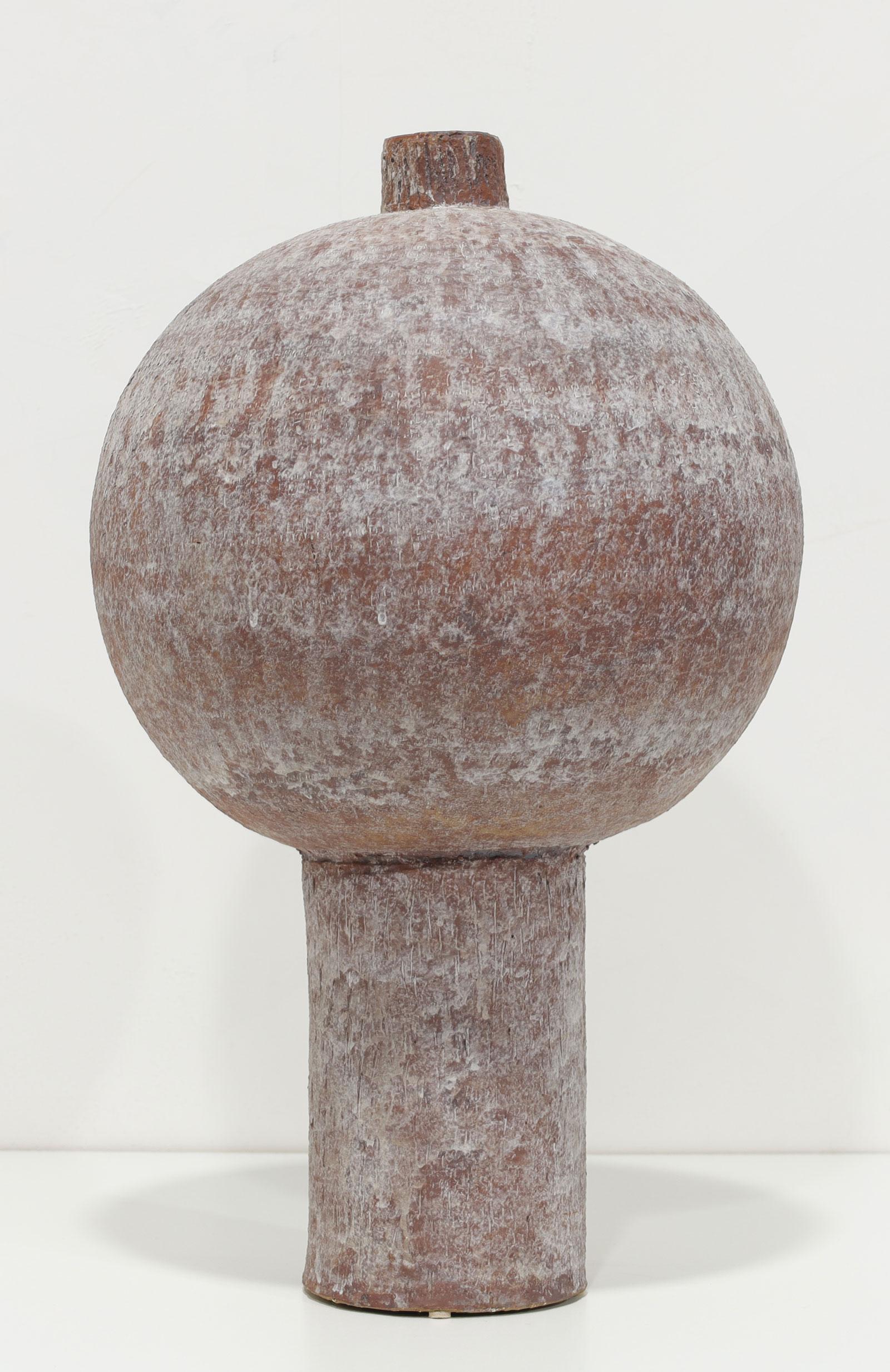 Incarnando l'essenza del design moderno di metà secolo, questo splendido vaso di grandi dimensioni in gres di Don Atkins ricorda Claude Conover. Il vaso presenta un'accattivante sommità globulare che poggia elegantemente su una base cilindrica ed è