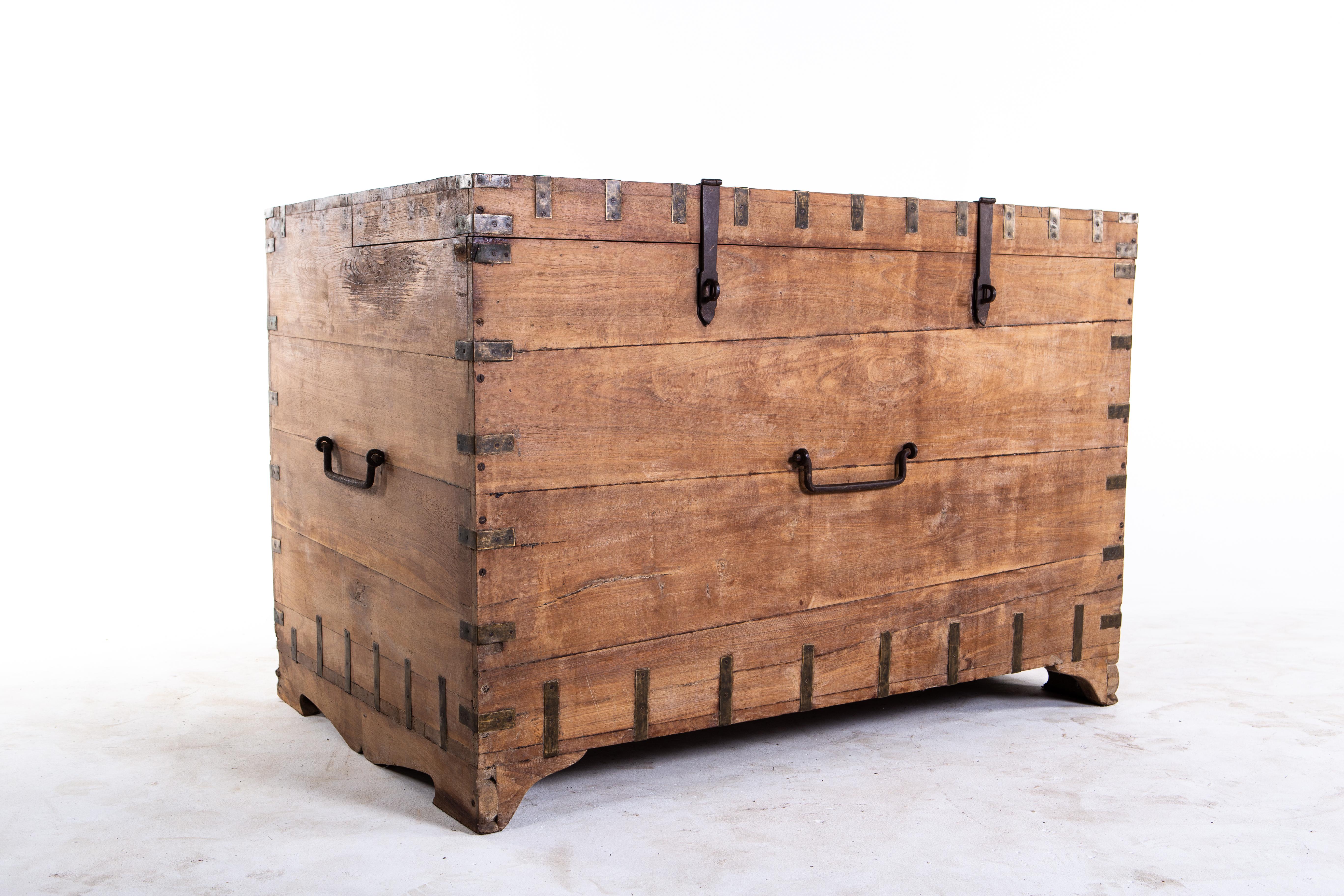 extra large storage trunk for bedroom
