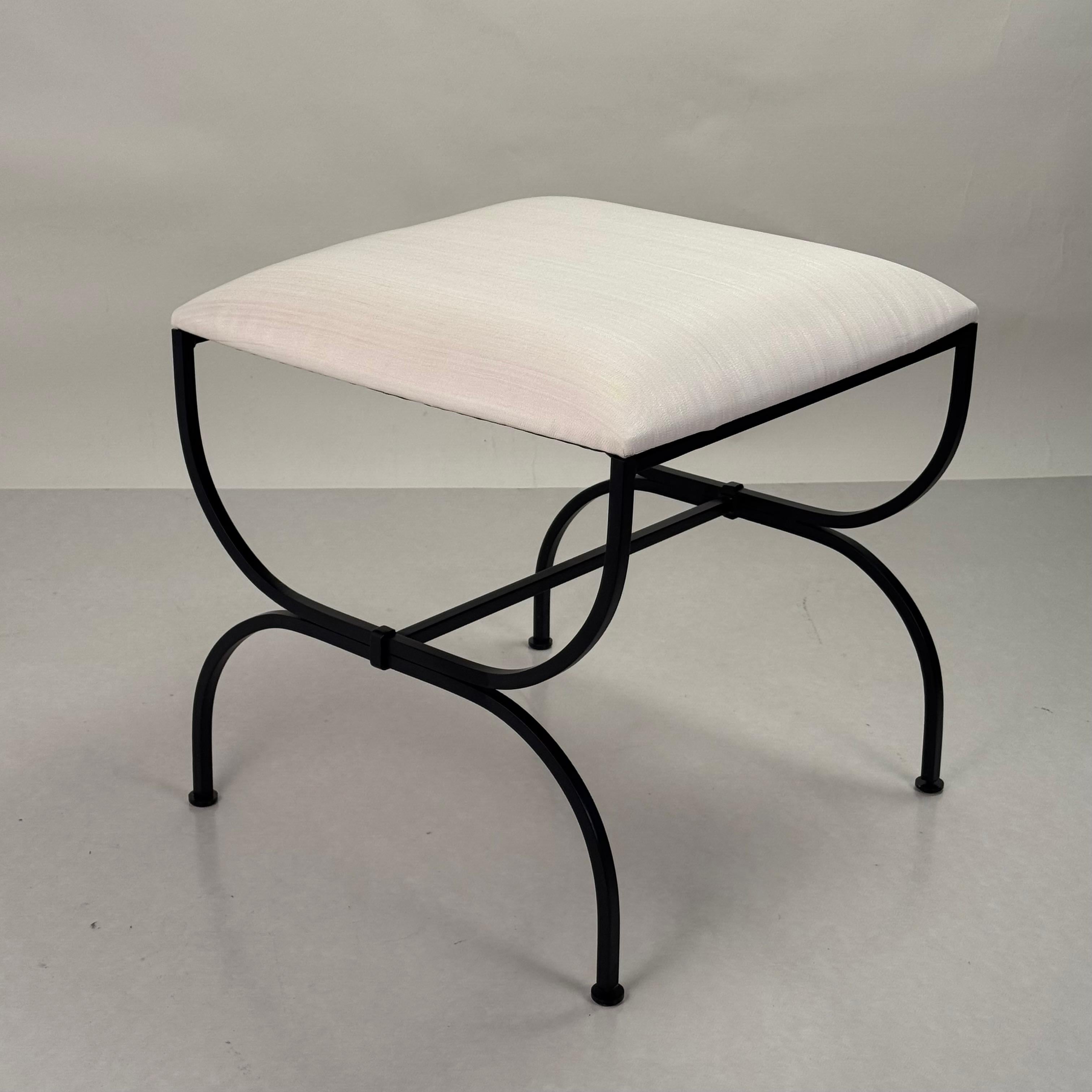 Peint Grand tabouret en crin de cheval 'Strapontin' crème par Design Frères en vente