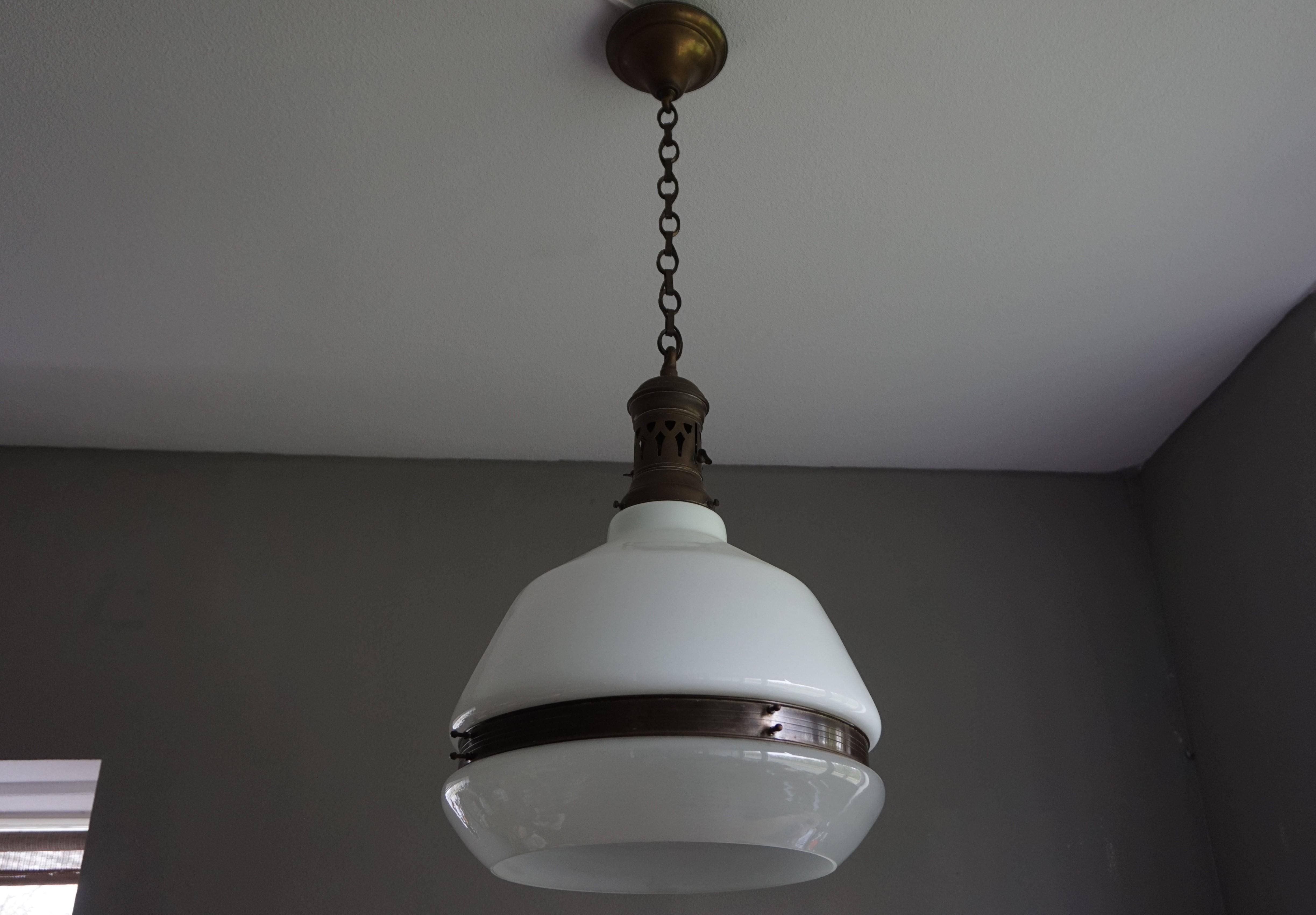 Grande et remarquable lampe à suspension Arts & Crafts de style Bauhaus en verre opalin et laiton 2