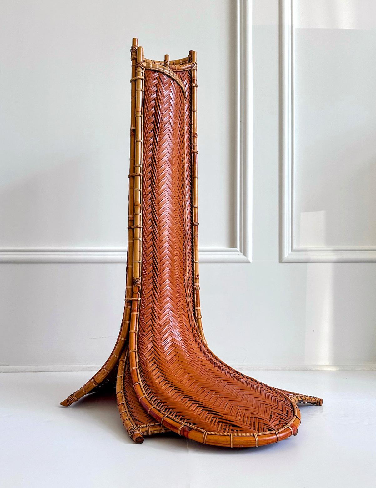 Eine hohe und auffällige geflochtene Bambusskulptur des japanischen Bambuskünstlers Honma Hideaki (geb. 1959) aus dem Jahr 1996, die ursprünglich 2008 bei Tai Modern, Santa Fe, erworben wurde. Die vertikale skulpturale Form mit dem Titel 