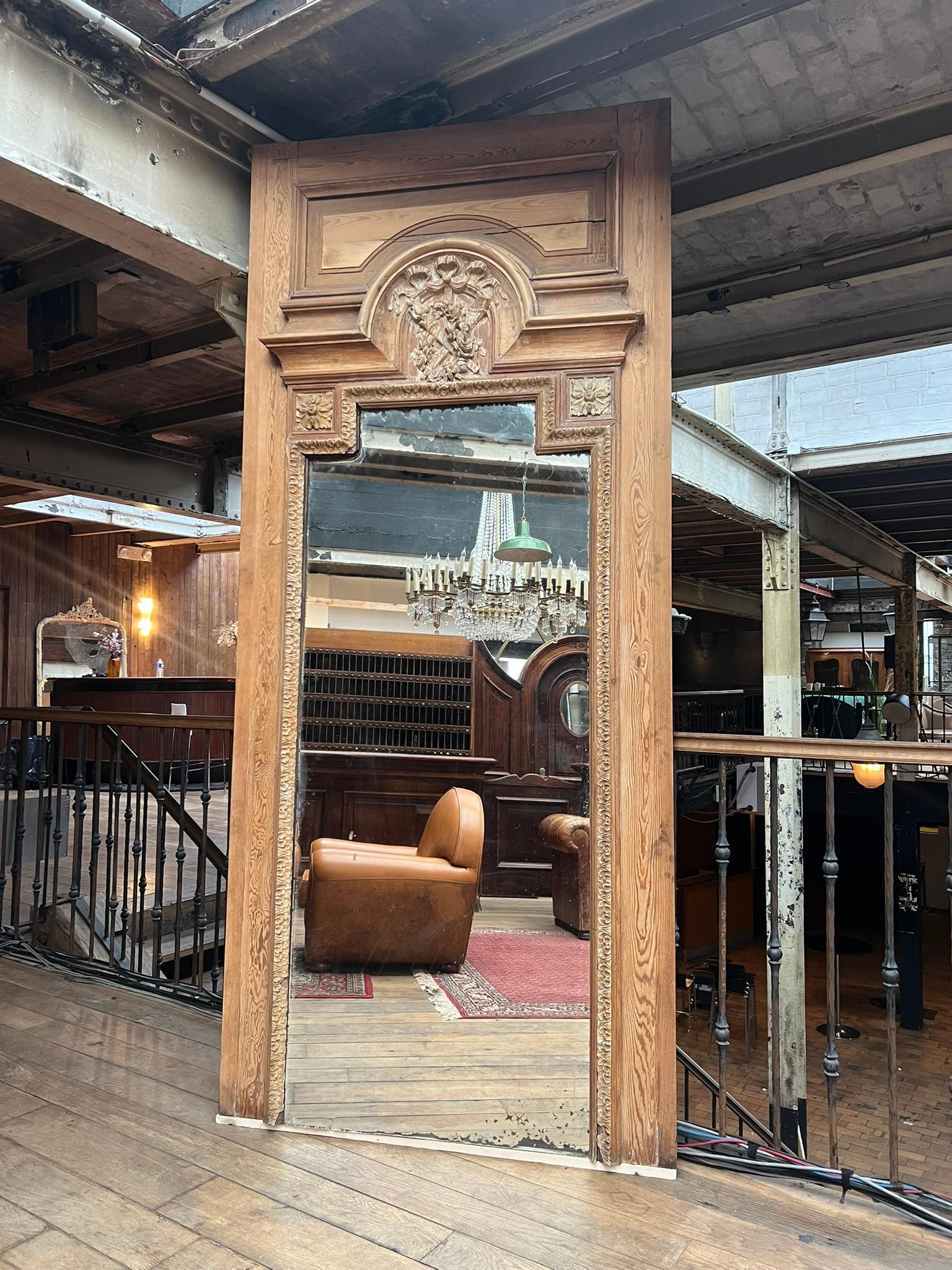 Cet impressionnant miroir trumeau surdimensionné, fabriqué en sapin décapé, date de la fin du XIXe siècle (vers 1880-1900).
Ses proportions architecturales hautes et sa finition naturellement vieillie lui confèrent une élégance intemporelle, adaptée