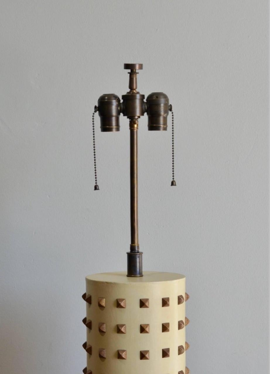 Große Tischlampe mit Nieten und Zylinder im Zustand „Hervorragend“ im Angebot in Los Angeles, CA