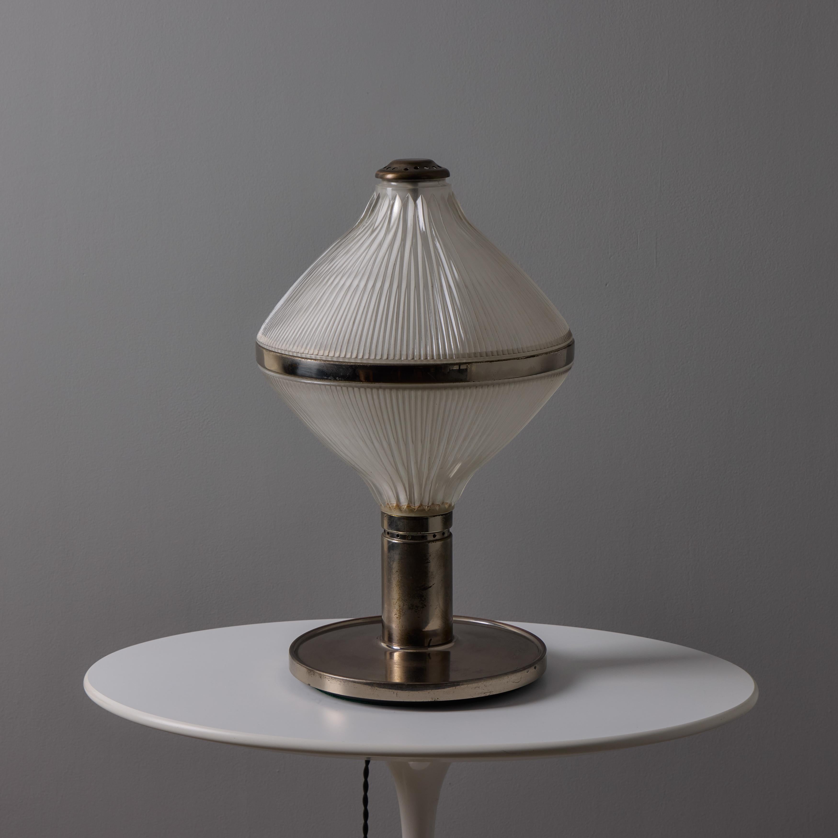 Große Studio B.B.P.R. 'Polinnia' Tischleuchte aus Glas und Chrom um 1964 für Artemide (Gepresst) im Angebot