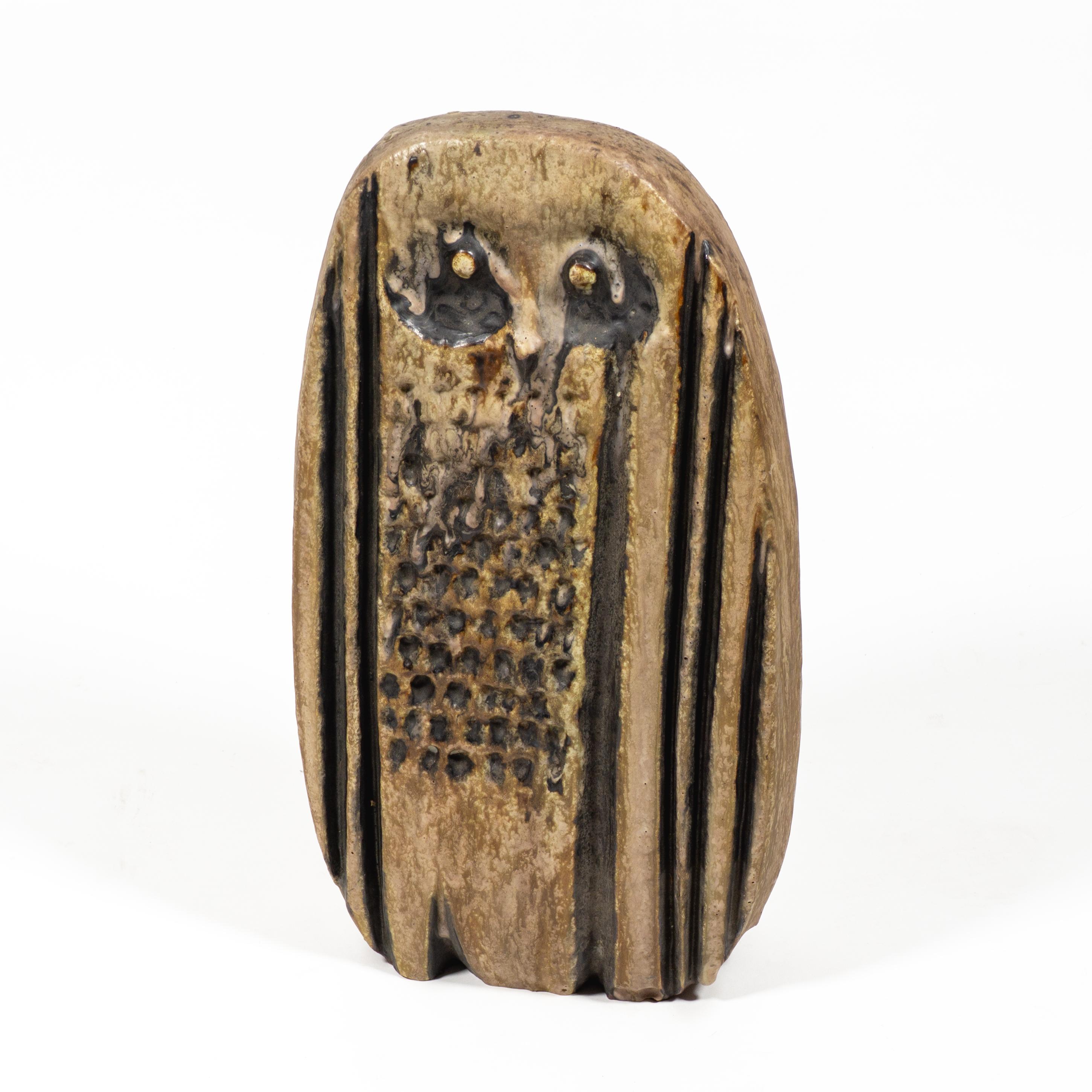 Große, seltene Kunstkeramik / Studio-Keramik-Skulptur in Form einer Eule von Helmut Schaeffenacker aus den 1960er Jahren.
Dieses beeindruckende brutalistische Objekt besticht durch seine schönen verschiedenen Brauntöne in der Glasur und ist ein